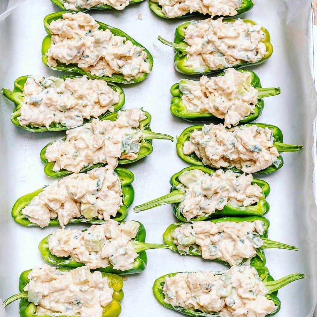 Camille Leblanc-Bazinetさんのインスタグラム写真 - (Camille Leblanc-BazinetInstagram)「⭐️Buffalo Chicken stuffed peppers ⭐️ Macros-Friendly  Delicious “ 6 servings 20g proteins 7g Carbs 7g Fat “  Stuffing - 2 cups chicken breast - 1/2 cup chopped onion - 1/4 cup fresh chopped basil - 1/2 cup no fat Greek yogurt - 5 tbsp buffalo sauce - 1 tbsp garlic - 1 jalapeño for heat finely diced - 1 avocado diced  Mix it all up  Spread in bell peppers  Add some shredded cheese on top  Cook at 350F for about 15 min!!! Enjoy!!! “  For More macros-friendly recipes check out our 30 days meals plan with over 50 amazing recipes... it doesn’t have to be boring to be yummy!!! “  Use code : Health for 30% off until Monday 🤗🙌🏽⭐️ “  Inspiration for this recipe from @cleanfoodcrush」5月30日 8時29分 - camillelbaz
