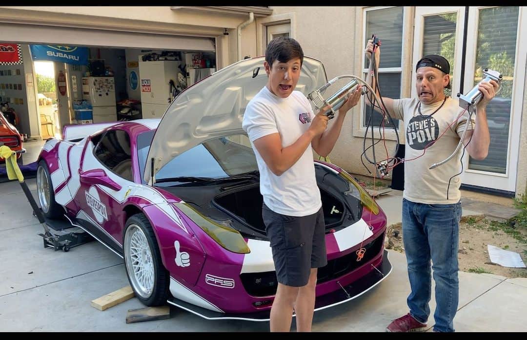 スティーブのインスタグラム：「Kid: “Hey Dad, are you sure we should be doing this?” Dad: “ahhh.... yeah.. why not???” Watch today’s video to see what’s up with our air suspension on the ferrari now! @chassisfab @bigjohnsperformance  フェラーリのエアサスをDIYで直そうとしたけど難しい！詳しいプロの知り合いに頼んでみたけど、どうなっちゃうの？？？ #ferrari #diy #jdmferrari #bosozoku #bosozokuferrari #airsuspension #フェラーリ #リバティーウォーク #族車」