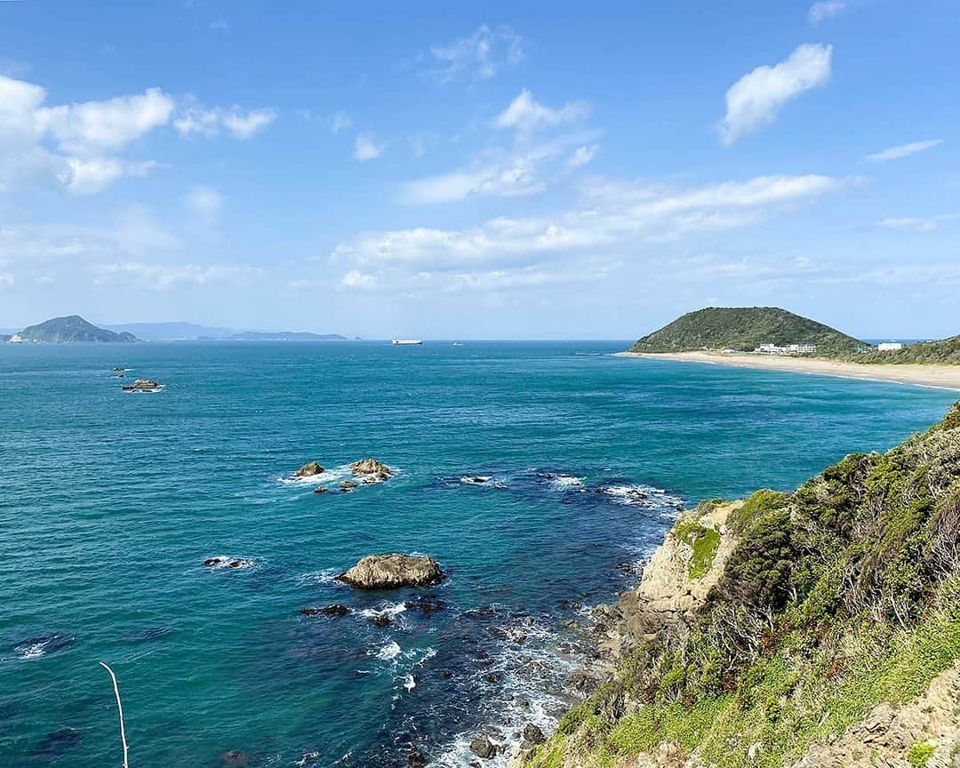 愛知県田原市さんのインスタグラム写真 - (愛知県田原市Instagram)「Look at the emerald green sea and take a deep breath. * エメラルドグリーンの海見て深呼吸しよう * #わーキレイ！#何度見てもうっとりするね#恋路ヶ浜#神島#一望できる#視界良好#お船が通ります#伊良湖水道#君を乗せて渡る船になろう♪#この風の薫りも伝わると良いな♡ * #たはら暮らし  #渥美半島#田原市#田原#伊良湖岬#伊良湖#赤羽根  #tahara#irago#akabane #サーフィン#surfing#田舎暮らし#日々の暮らし#休日の過ごし方#スローライフ#instagramjaran#igersjp」5月30日 8時35分 - tahara_kurashi