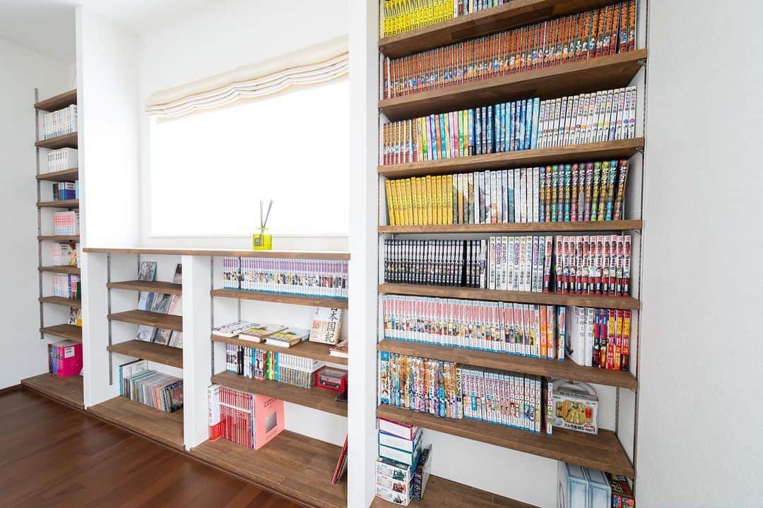 homelife 夢を叶える暮らし方さんのインスタグラム写真 - (homelife 夢を叶える暮らし方Instagram)「【お家図書館】 . . 壁一面が本棚でお家に図書館ができた気分♪ こんな素敵な造作本棚が作れちゃいます(*'ω'*) . . こちらのお家はアーキホームライフのお施主様邸の施工写真です。 その他の施工写真は、 @homelife_gallery のURLからご覧いただけます。 . 家づくりの資料請求はコチラから @homelife_shiryou . . #お家図書館 #本棚 #本棚のある暮らし #本棚整理 #ライブラリールーム # #図書のある家 #自宅図書館  #造作棚 #収納 #ライブラリースペース #シーリングライト #スポットライト #図書部屋 #本が好き  #注文住宅 #自由設計 #デザイン住宅 #リノベ #リフォーム #myhome #family #house #home #homelife_京都 #homelife_大阪 #homelife_兵庫 #ホームライフ #ホームライフ100 #アーキホームライフ」5月30日 8時46分 - archihomelife_official