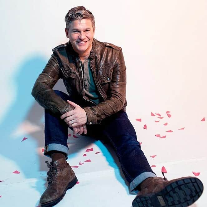 ニール・パトリック・ハリスのインスタグラム：「Happy Birthday, David! Hope you're having a wonderful day! 🎂🎁🥳💚 #davidburtka #db #tagsforlikes #actor #lovehim #handsome #chef #happybirthday #birthday @dbelicious 🥰」