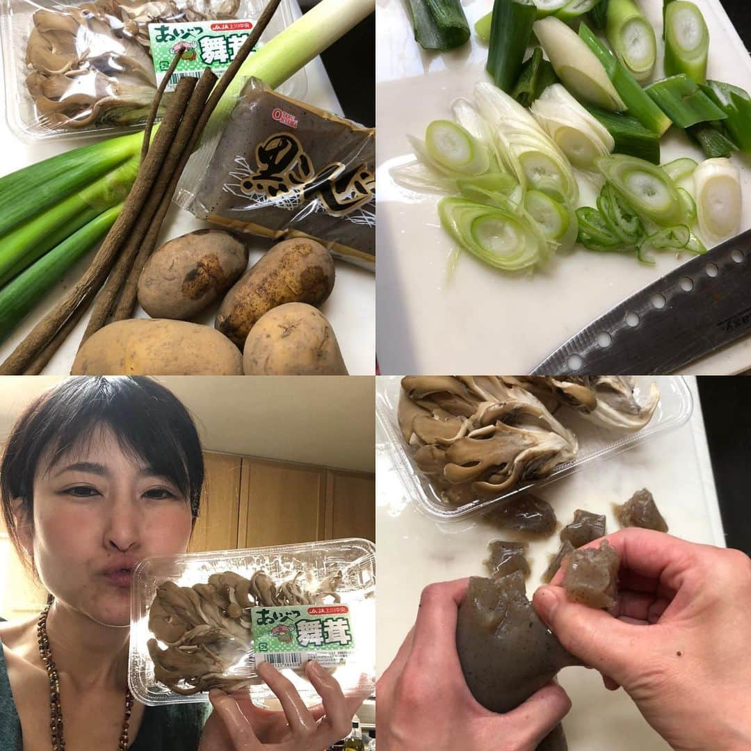 アンジェラ佐藤さんのインスタグラム写真 - (アンジェラ佐藤Instagram)「こんにちは！北海道産牛肉応援PR大使のアンジェラです！  お家で美味しい道産牛汁を作りましたよ〜👌 お家に籠る事が多くなった今、1番の楽しみってやっぱり｢食｣ですよね〜( *´艸`) 材料は… 北海道産牛切り落とし肉、じゃがいも、ごぼう、長ねぎ 、こんにゃく 、まいたけ そして味付けに醤油、みりん、砂糖、塩、酒、和風だしの素で整えてます！  作り方は簡単！ 牛肉は2～3cm幅、じゃがいもは一口大にカットごぼうはささがきにして、水にさらす。長ねぎは斜めに切ります。  こんにゃくは一口大にちぎり、まいたけは小房に分け、鍋に水(800ml)とじゃがいもとごぼうを入れて火にかけ、じゃがいもに火が通ったら残りの食材を投入してとコトコト煮込みます。  火が通ったらあくを取って器に盛りつけ、長ねぎをのせて完成！🍲 やっぱり道産牛肉は美味しいっ！！ 道産牛肉の旨みを余すことなく吸い込んだじゃがいもも美味しい〜っ！！ みなさんも是非ご家庭で道産牛肉汁を作って食べてみてくださいね〜ヾ(*´∀｀*)ﾉ  道産牛汁のレシピはホームページでも紹介していますよ☆ ↓ 【北海道酪農畜産協会】 http://rakutiku.or.jp/dousangyu/ ． ·  #北海道産牛肉 #道産牛汁  #北海道産牛肉応援pr大使」5月30日 9時00分 - angela_satou