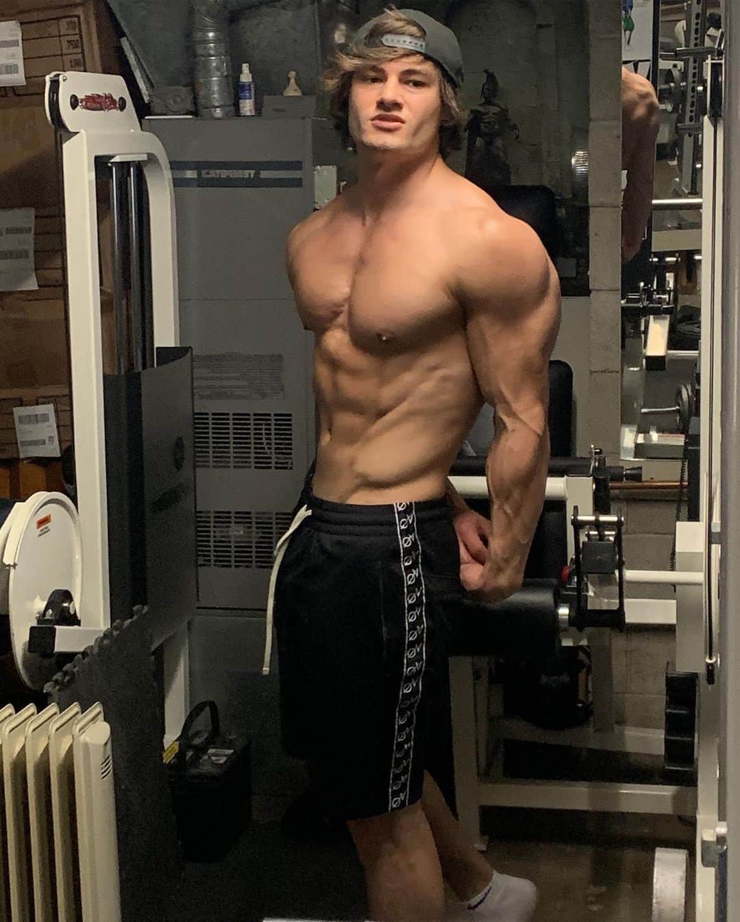 Jeff Seidさんのインスタグラム写真 - (Jeff SeidInstagram)「Kinda been MIA the past couple months just doing what I love & focusing on my goals everyday. These progress pics are from the first month of my bulk, so this will be called the bulking chronicles episode 1 lool @vqfit」5月30日 9時05分 - jeff_seid