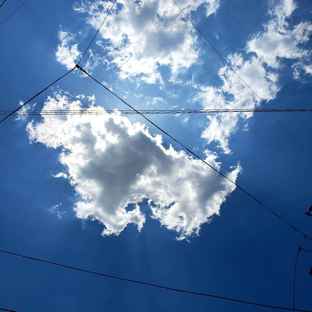 高良ひとみさんのインスタグラム写真 - (高良ひとみInstagram)「🔵 . . . I feel like I could be sucked into that sky.  #吸い込まそうな空 #きれいな円見つけた！ #まる #ブルーインパルス #医療従事者の方々に感謝 #令和2年5月29日 #ho #hitomitakara」5月30日 9時08分 - hitomi__takara