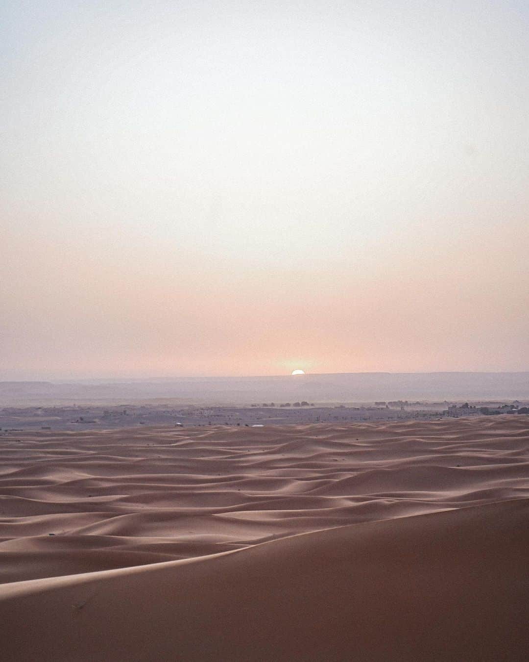 Manamiのインスタグラム：「a year ago today in Morocco ちょうど一年前の今日の朝日 ㅤ 涙が出るほどの感動や喜びもあるし 息が出来ないほど悲しいことも 生きていれば必ずあるよね。 他人のことを100%理解することなんて難しいし なんなら自分のことすら分からない時もあるんだから 分かってもらう事ってすごく難しいって事を受け入れていたら 少しだけ生き方がラクになるかも」