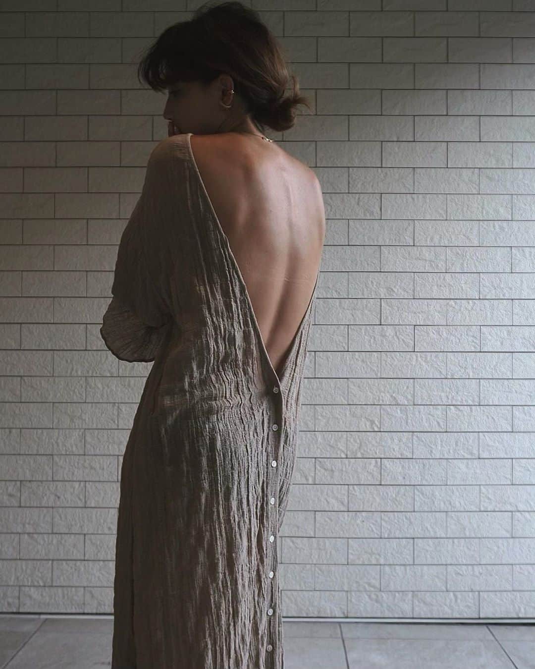 JUNNAのインスタグラム：「お背中バックリ🌬 昨日のQ&Aふざけ過ぎたな🤣  dress/#オープンバックルーズワンピース  好きなものだけ ・ ・ ・ 【新作発売スケジュール】 📌ETRÉ TOKYO  毎週木曜日19:00 📌ZOZOTOWN  毎週金曜12:00 📌ELLESHOP  毎週土曜8:30  #etretokyo#2020etre_ss」