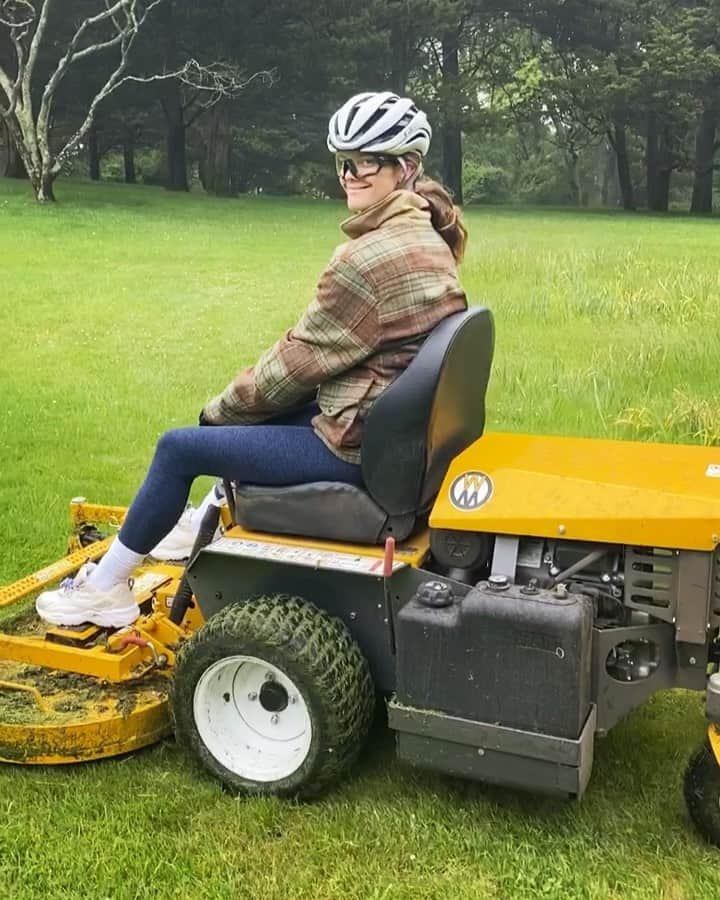 ニーナ・アグダルのインスタグラム：「Today i learned that it’s called to “mow the lawn” and I’ve been saying “lawn the mawn” this whole time so that’s 👍」