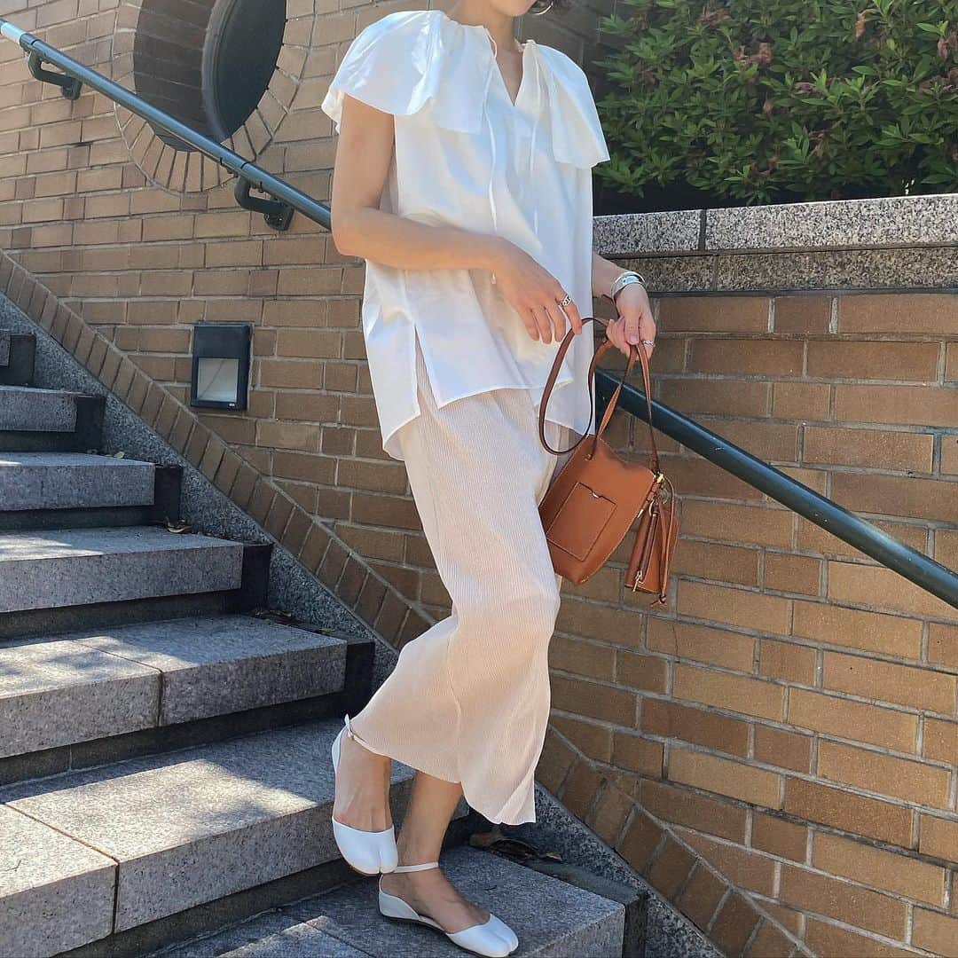 美生のインスタグラム：「#Friday﻿ ﻿ @machatt_ の﻿ お気に入りのブラウスを初おろし♡﻿ 本当に可愛い♡﻿ 週末も着よっと♡﻿ ﻿ しゃらしゃらスカートは悩みに悩んで﻿ ミルクに…🥛﻿ ﻿ 月曜日までLIVE着用item﻿ 10%offです♡﻿ ﻿」
