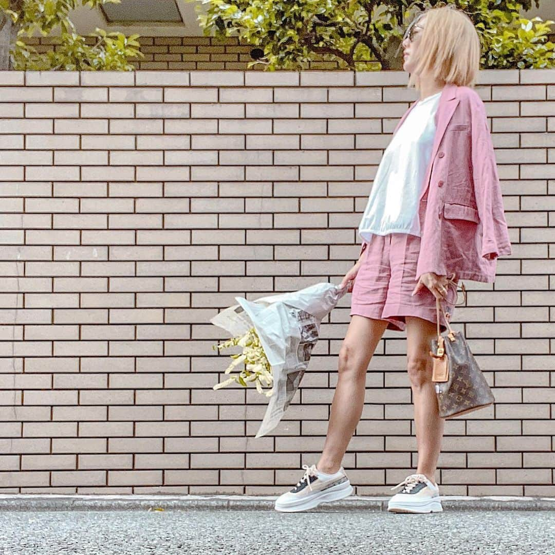 Mika Jimboさんのインスタグラム写真 - (Mika JimboInstagram)「【ただの31歳の私服】  毎日いい天気でご機嫌です☀️﻿ ﻿ 家でご飯を作るのにハマると最終的には土鍋でご飯を炊いたり、パンを焼くんですね🍞﻿ ﻿ とうとうわたしもその域まできました😇﻿ ﻿ 食べてくれるひとが友梨しかいませんが、作り続けいきたいと思います。﻿ ﻿ 美味しいパンを焼けるまで🍞笑﻿ ﻿ ﻿ つまりは暇なだけ。﻿ ご飯たべいきたーい🍚焼肉いきたーい🍚﻿ ﻿ みんなもう出かけてる？﻿ #おうち時間#お花のある生活#花のある暮らし#セットアップコーデ#セットアップ#ootd#スニーカー女子#スニーカー#スニーカーコーデ#ミラオーエン#milaowen#ルイヴィトン#リメイク#ルイヴィトンリメイク#リメイクバッグ#花屋の帰り」5月30日 9時51分 - mikajimbox