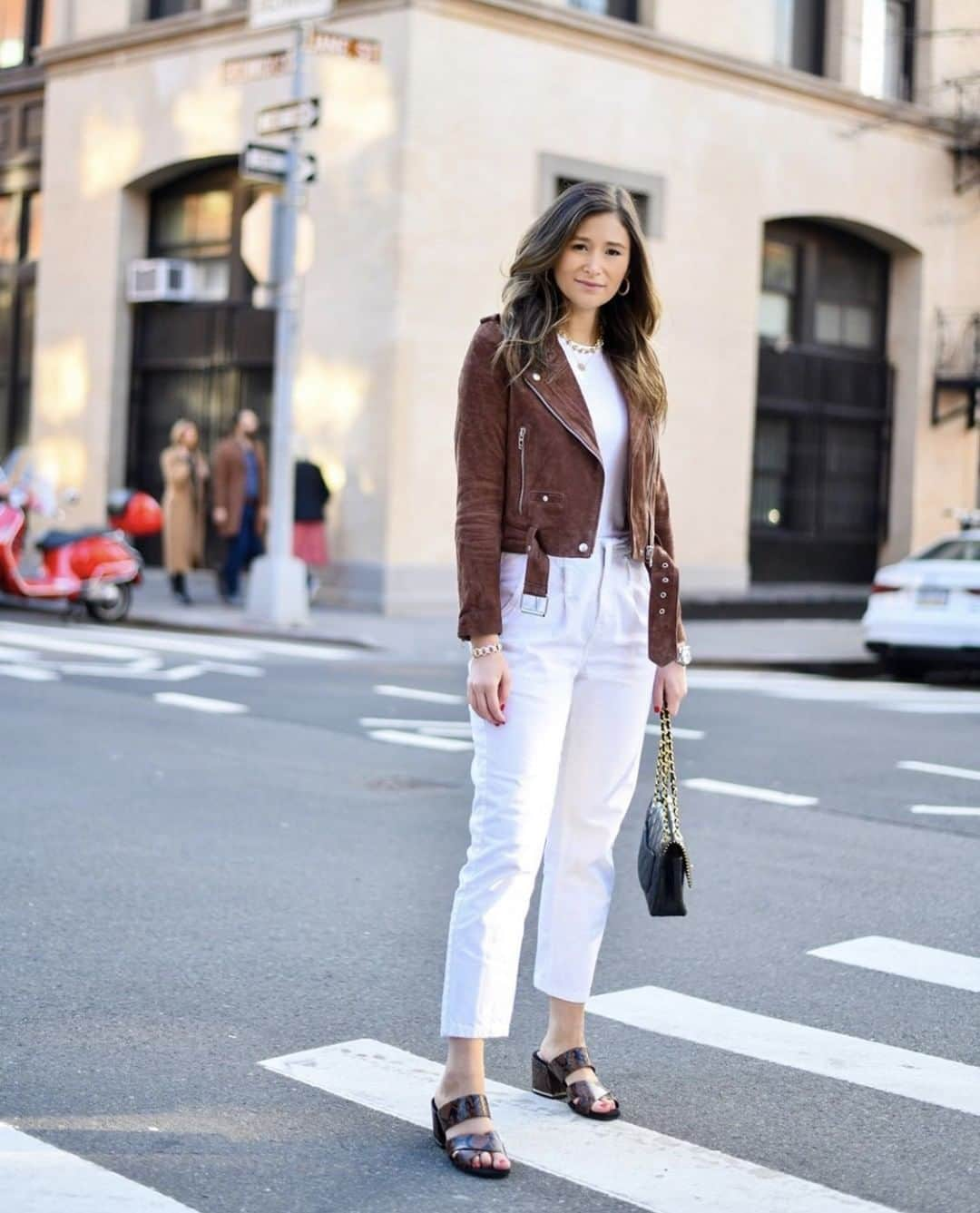 ケネスコールさんのインスタグラム写真 - (ケネスコールInstagram)「Standing at the crossroads of simplicity and sophistication, @seegoldenstyle chooses both in our Maisie block heel mule. #NYCStyle  When you shop, we’ll donate to The Mental Health Coalition. Info link in bio. #WearingIsCaring #MentalHealthCoalition #MentalHealthMatters」5月30日 10時00分 - kennethcole