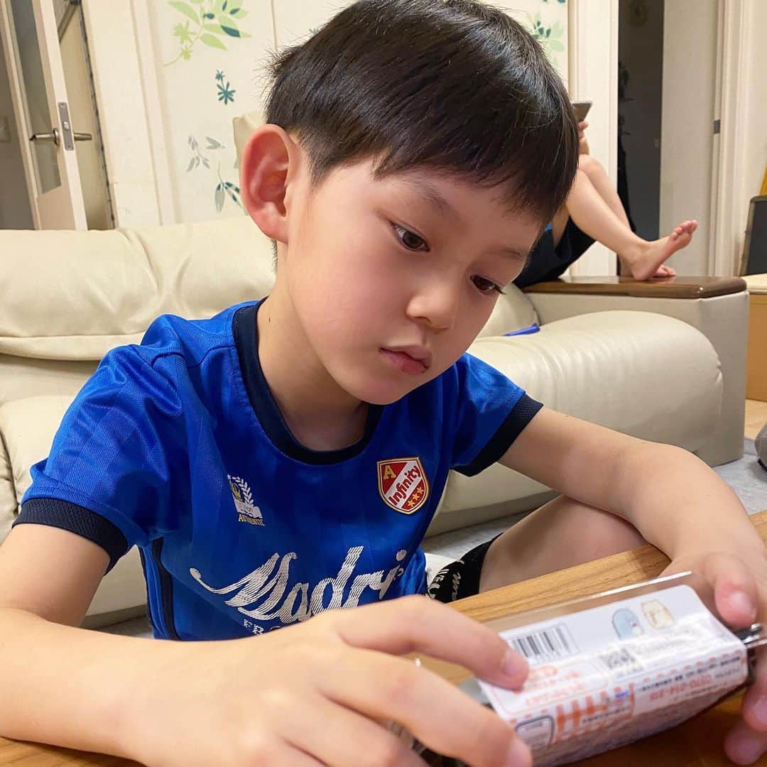 ブラザー4チャンネルのインスタグラム：「あっくんに買ってきたおやつ✨  だけど、可哀想で食べられないと…💦 そんな表情をするかもな…と思って買ってきたけど、なーたんに食べられちゃって驚愕するあっくんの表情は予想外でした…😅💦 この2人のコンビ…大好きです😍  #brother4 #兄弟育児 #すみっこぐらし」