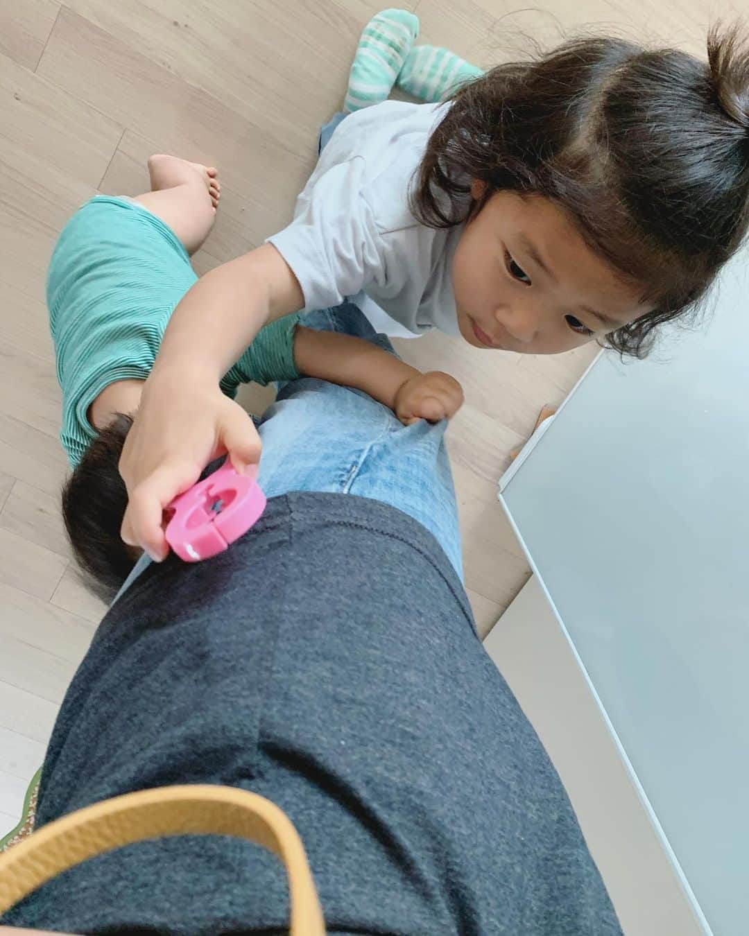 高木りなさんのインスタグラム写真 - (高木りなInstagram)「なんて事ない最近の#かーちゃんと息子のふたりごはん 片付けも楽チンなワンプレートばかりです🙌🏻 やんちゃ息子2人との毎日は、ただただ慌ただしい😂 座ってゆっくりご飯なんて無理無理。 掻き込むように食べるか、 食べ忘れて寝かしつけで寝落ちするか。 トイレも気づけば1時間我慢なんてざらです🤣 でも息子たちと過ごすこの時間が、 今の私にとってとっても必要な時間だった気がします。 毎日同じことの繰り返しのような育児。 でも子供たちは、毎日確実に成長してるんだなー。 最後の写真2枚は、 ご飯を作っているかーちゃんの下半身。 お腹が空いて待てない長男くん🐒と、 とにかく掴まり立ちをしたい次男くん🐣 毎回ズボンはずり落とされるので、 パンティー丸出してご飯作ってます🙈🤣 皆さん、素敵な週末をを！💓 별볼일 없는 요즘 #엄마와아들식단 개구쟁이 아들 둘과 보내는 일상은 정신없고,  앉아서 천천히 밥먹는것도 화장실 편히 가는 것도 무리....ㅋㅋ 하지만 매일매일 성자와는 두 아들과 보내는 이 시간이  저에게는 필요했던 시간이었어요...😌 마지막사진 2장은 밥을 만들고 있을때의 모습. 배고파서 기다릴수 없는 첫째와,  붙잡고 일어서고싶은 둘째 덕에  매번 바지를 벗기네요🙈🤣 좋은 주말 되세요!😘✨ . . #RinasTable #おうちごはん #おうち時間 #男の子ママ #집밥 #집콕 #아들맘 #엄마와아들 #리나스테이블  #stayhome #toddlermomlife #babyboy」5月30日 10時08分 - rinasvoyage