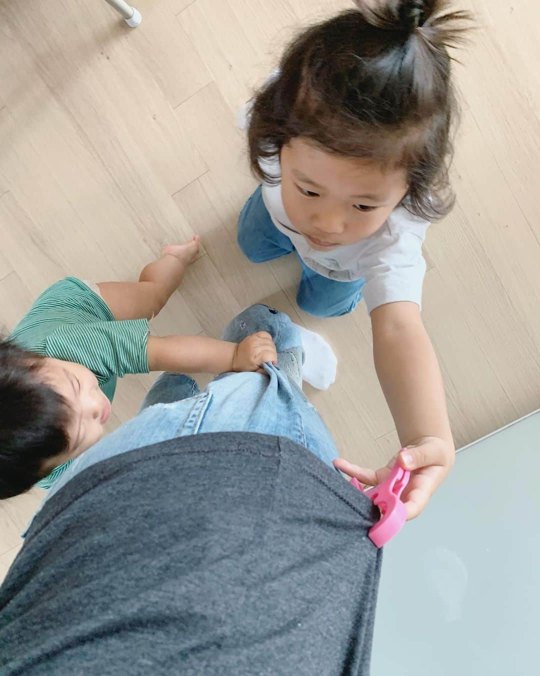 高木りなさんのインスタグラム写真 - (高木りなInstagram)「なんて事ない最近の#かーちゃんと息子のふたりごはん 片付けも楽チンなワンプレートばかりです🙌🏻 やんちゃ息子2人との毎日は、ただただ慌ただしい😂 座ってゆっくりご飯なんて無理無理。 掻き込むように食べるか、 食べ忘れて寝かしつけで寝落ちするか。 トイレも気づけば1時間我慢なんてざらです🤣 でも息子たちと過ごすこの時間が、 今の私にとってとっても必要な時間だった気がします。 毎日同じことの繰り返しのような育児。 でも子供たちは、毎日確実に成長してるんだなー。 最後の写真2枚は、 ご飯を作っているかーちゃんの下半身。 お腹が空いて待てない長男くん🐒と、 とにかく掴まり立ちをしたい次男くん🐣 毎回ズボンはずり落とされるので、 パンティー丸出してご飯作ってます🙈🤣 皆さん、素敵な週末をを！💓 별볼일 없는 요즘 #엄마와아들식단 개구쟁이 아들 둘과 보내는 일상은 정신없고,  앉아서 천천히 밥먹는것도 화장실 편히 가는 것도 무리....ㅋㅋ 하지만 매일매일 성자와는 두 아들과 보내는 이 시간이  저에게는 필요했던 시간이었어요...😌 마지막사진 2장은 밥을 만들고 있을때의 모습. 배고파서 기다릴수 없는 첫째와,  붙잡고 일어서고싶은 둘째 덕에  매번 바지를 벗기네요🙈🤣 좋은 주말 되세요!😘✨ . . #RinasTable #おうちごはん #おうち時間 #男の子ママ #집밥 #집콕 #아들맘 #엄마와아들 #리나스테이블  #stayhome #toddlermomlife #babyboy」5月30日 10時08分 - rinasvoyage