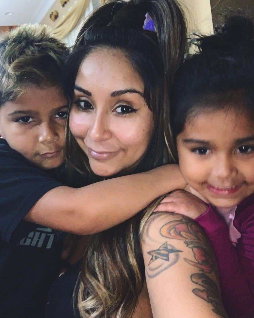 ニコール・ ポリッツィのインスタグラム：「How did i get this adorable picture of my kids you ask? I told them “if i buy you skins, you have to take a picture with me like you love me” so that’s that 👊🏽🙄🙏🏽」