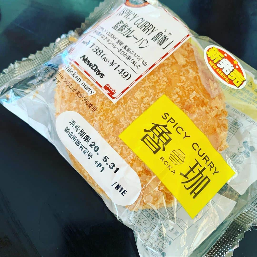 黒沢薫さんのインスタグラム写真 - (黒沢薫Instagram)「今朝は @spicycurryroka  プロデュースのカレーパン。 #swipe⬅️ #breakfast #currybread #yum #spicy #music #soul #rb #singer #lovelife #instafood #ハードコアカレーシンガー」5月30日 10時21分 - kaorukurosawa_lovelife