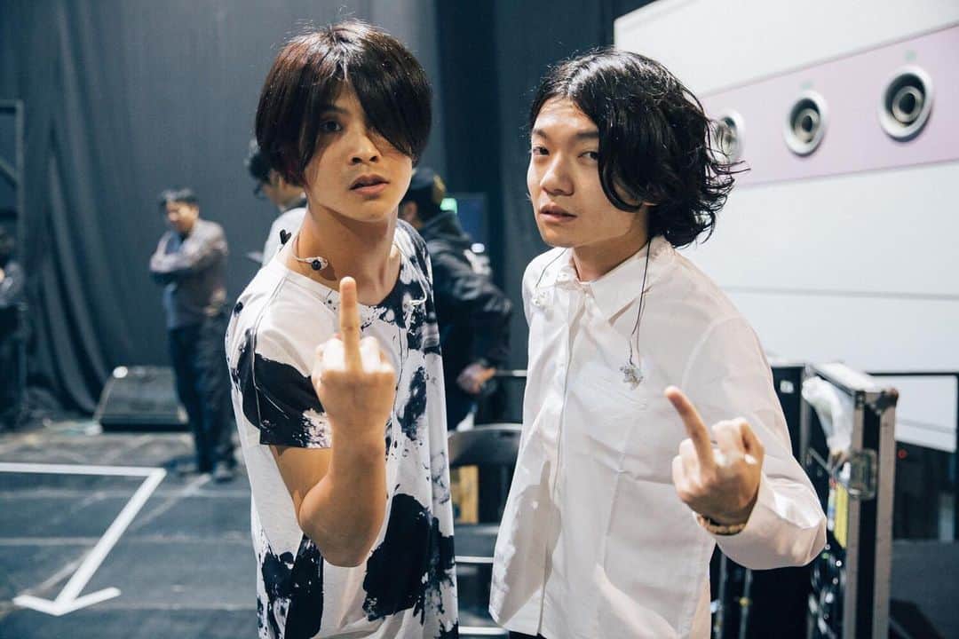 滝口大樹のインスタグラム：「おめでとよこちゃん。 #感覚ピエロ の #おんぼーかる #横山直弘 #ハッピーバースデーボーイ #自粛明けも油断禁物 #彼の誕生日を祝え @yokoyama_naohiro」