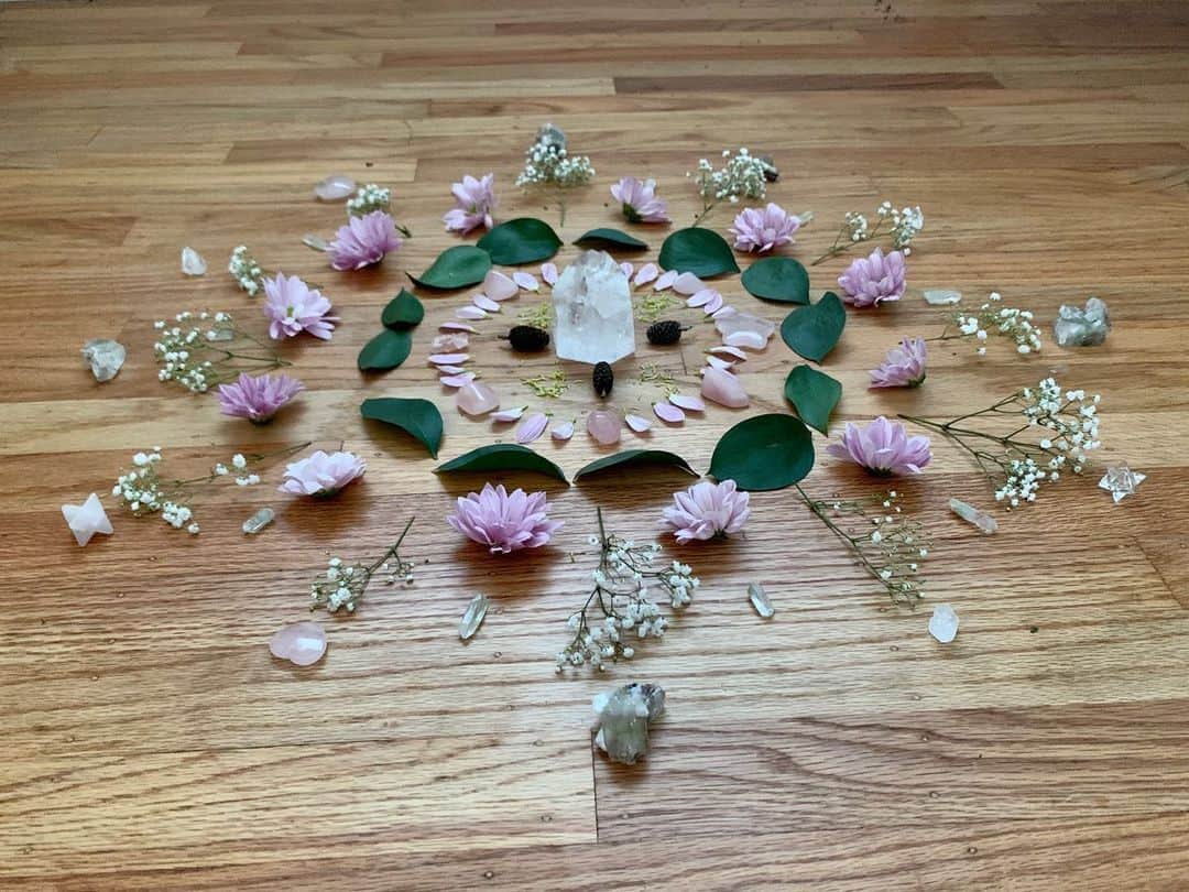 OLIVIAのインスタグラム：「Flower and #crystalgrid by Atlas. 💕」