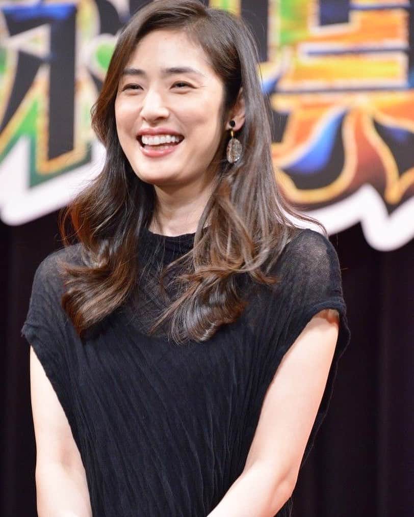 のインスタグラム：「. 舞台での天海さんはもちろんだけど、舞台挨拶などの役ではない、素の天海さんのお姿を見るのが本当に好き。  also one of my favorites. so sweet. I wonder if she is going well. Already started working for new works?? Anyway, dying to see her! 🥺 . . #天海祐希 さん」