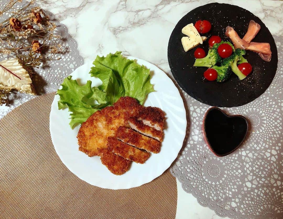 近藤夏奈のインスタグラム：「#homemadecooking﻿ ﻿ ﻿ ﻿ ﻿ とんかつすき◎﻿ チーズもだいすき◎﻿ ﻿ ﻿ ﻿ ﻿ バランス大事ね👩‍🍳﻿ みんな今日もお疲れ様さま🥰﻿ ﻿ ﻿ ﻿ ﻿」