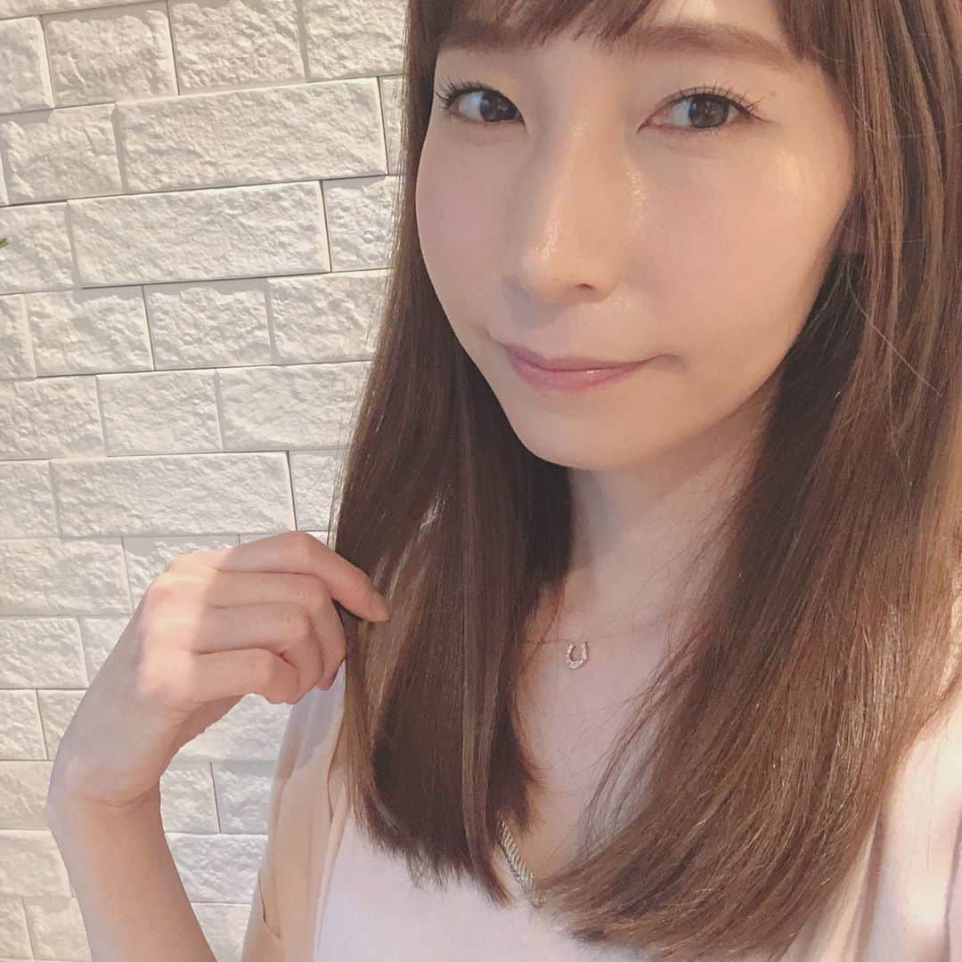 高橋里帆のインスタグラム：「眉毛でイメージ変わりますよね？！ こちらは、先程アップしたIGTVで太眉レクチャーの仕上がりです✨  ふんわり描けば太眉でも柔らかい印象になりますよ✨  是非チェックしてみてください💕  #お悩み#眉毛#眉毛の書き方#難しい#パーツ#コスメ#アイブロウ#化粧品#難関#お答え#質問#qanda#エスティーローダー#リキッド#高橋里帆オススメ #高橋里帆動画#beauty #beautiful」