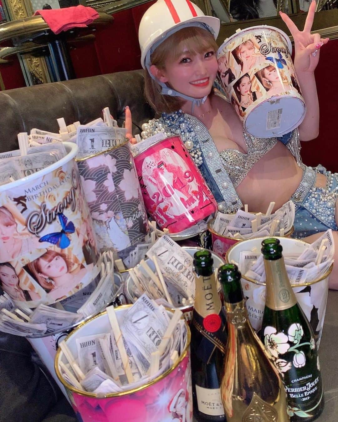 のインスタグラム：「2回目の無観客ライブ、見てくれた方本当にありがとうございました🦖💕 前回に続き、今回もこんなに遠隔シャンパンやチップを頂きました‪( •̥ ˍ •̥ )‬‪( •̥ ˍ •̥ )‬ 自粛期間って本当に嫌だけど、応援してくれる人に自分がどれだけ支えられていて、どれだけの恩があるかって改めて考えることができたことはとてもよかったと思います。 早く直接お礼がしたいです！ 私に価値を見出してくれてありがとう！ バーレスク営業再開までがんばるね👼🌙🌙 . . . . .  #japanesegirl #kawaii  #六本木 #歌舞伎町 #ゆめかわいい #ボブ #衣装  #バーレスク東京 #スーパーバーレスク #burlesquetokyo #自撮り #selfie #キャバ嬢 #アイドル # #あざとい  #likeforlikes  #自粛生活 #大人可愛い #ベビーフェイス  #シャンパン #酔っ払い #自粛 #遠隔シャンパン #champagne #大人可愛い #笑顔 #smile #アルマンド #インスタ映え #無観客ライブ」