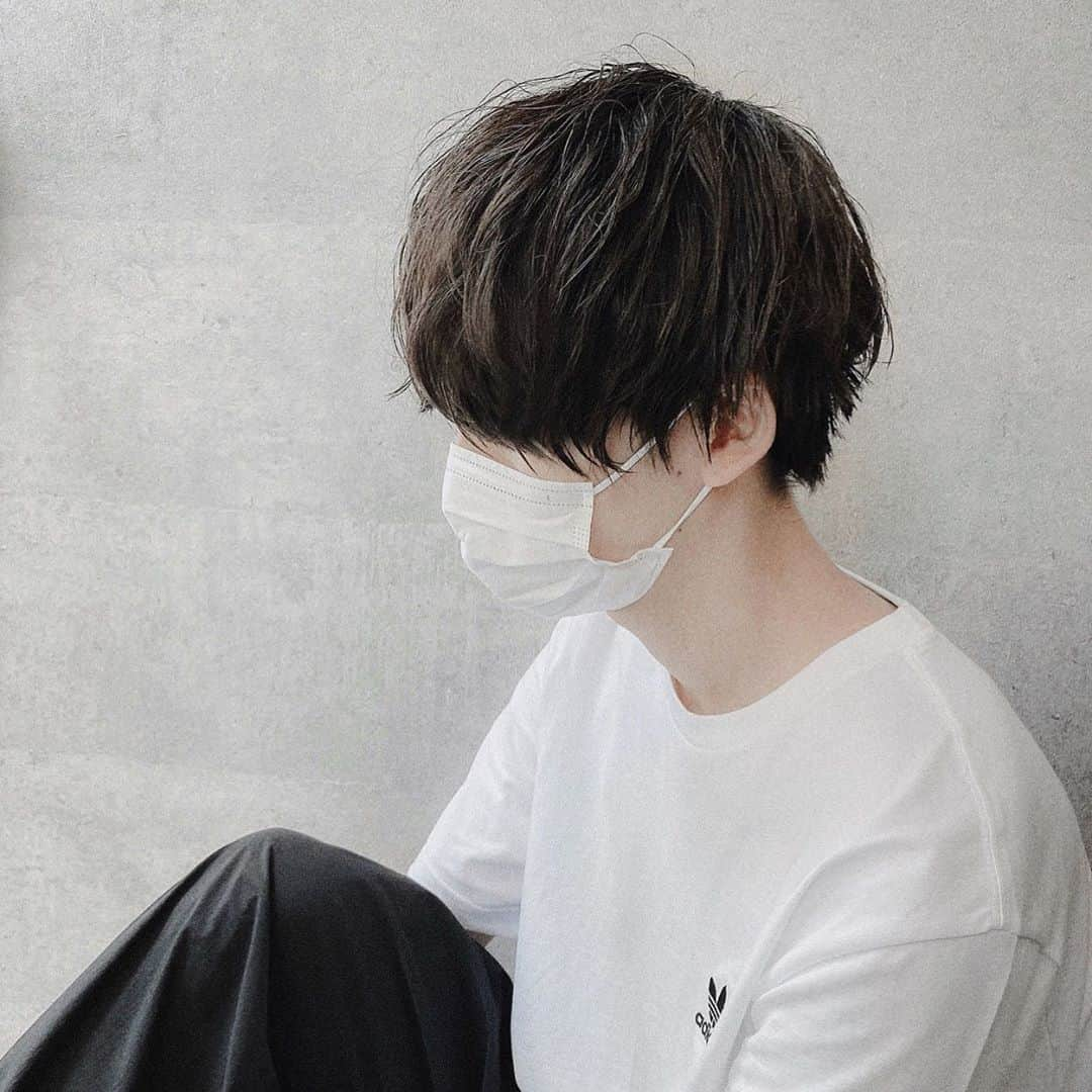 JUN / Yohukasiさんのインスタグラム写真 - (JUN / YohukasiInstagram)「髪切ってパーマかけました☁️﻿ ﻿ @signal8756 さんのお店でやってもらってます🧑🏻‍💼 初めてツイスト系のパーマかけるから不安だったけど無造作でカッコいい仕上がりになって大満足🕊 ﻿ #メンズヘア #パーマ #syn #ヘアサロン #サロンモデル」5月30日 20時05分 - yohukasi_re