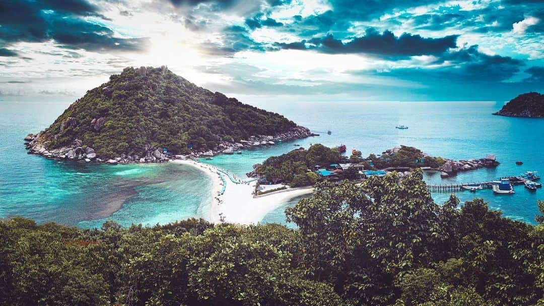 Takemi Yoshiokaのインスタグラム：「☻ 🌊🌞🌴 2018.10.16 Koh nangyuan island 🇹🇭THAILAND 🇹🇭 また行きたいな〜 #タイ 絶景#ナンユアン島  バンコク→サムイ島→タオ島→ナンユアン島 📸SONY α7III 【gm24】  #tbt #yolo  #thailand#thai#kohtao#taoisland#タイ#trip#kohnangyuan  #nangyuan  #diving #ダイビング #divephotography  #padi #scubadiving#タイ旅行 #α7iii  #alphaphotography#oceanphotography #gm24 #travelphotography #island #islandlife #balayage #バレイヤージュ#sonyalpha」