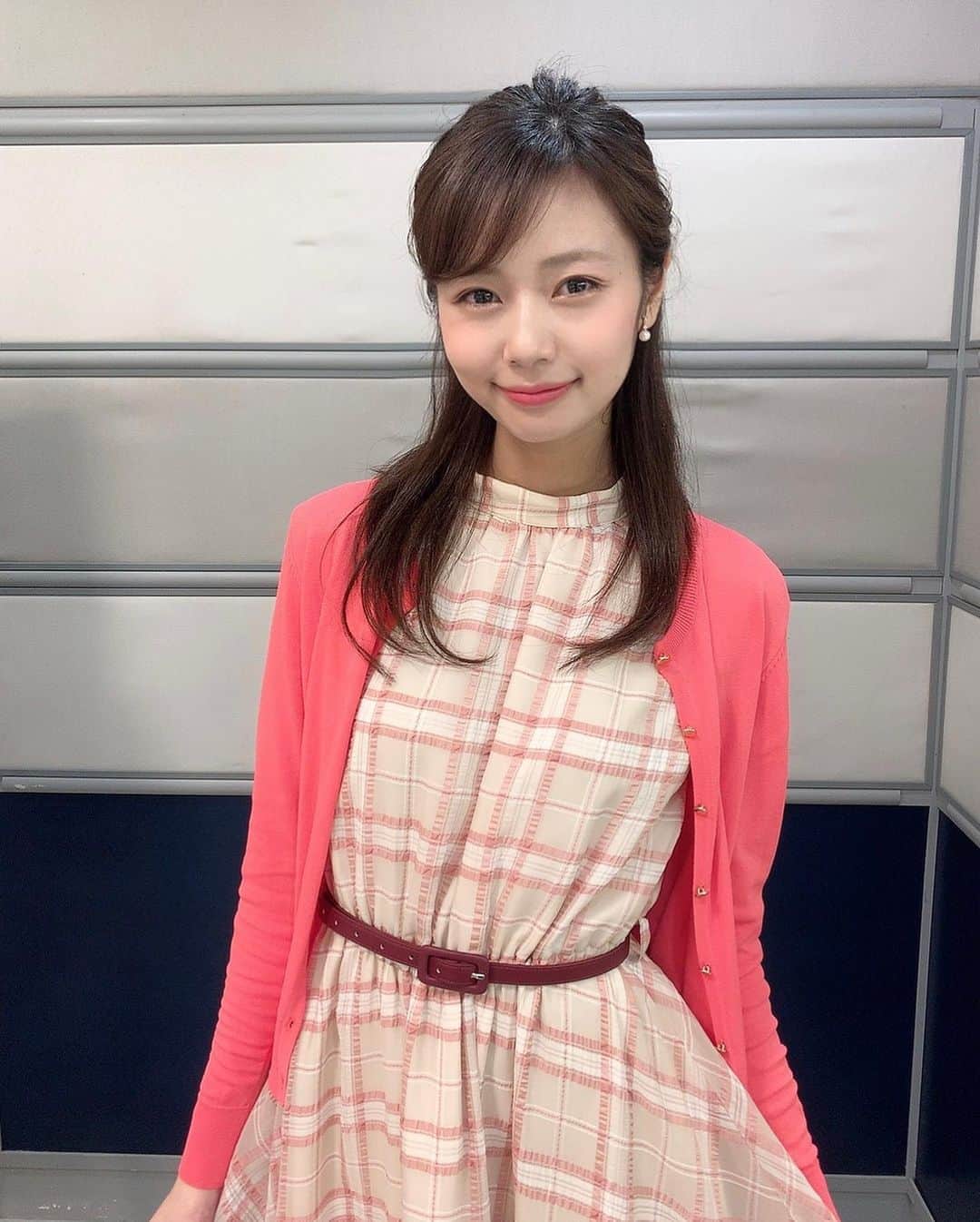 杉浦みずきのインスタグラム：「. 明日はサンデーモーニングです🧡 朝8時からぜひ観て下さい☺️ 先週の衣装です↓  カーディガン　@nostalgia_jp ワンピース @supremelala_official ・ ・ #tbs #サンデーモーニング」