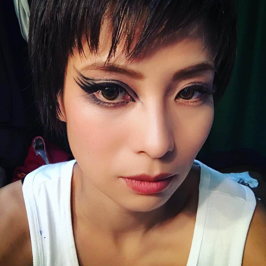 真崎ゆかのインスタグラム：「2017年に出演した「Lady Stardust」の時のメイク。 ナウシカって名前のカラスの役でした♡ ・ 最近 @punk_bank のアカウントで過去の作品のことなど毎日更新してるので、ぜひ覗きに来てねー！ ・ #PUNKBANK  #ladystardust #過去の写真 #カラス #こんなナウシカでごめんなさい #しかもどアップでごめんなさい #ナウシカになりたい #でも虫はかなり苦手 #MAKE #アシンメトリーメイク #演劇 #舞台 #タンクトップ…笑」