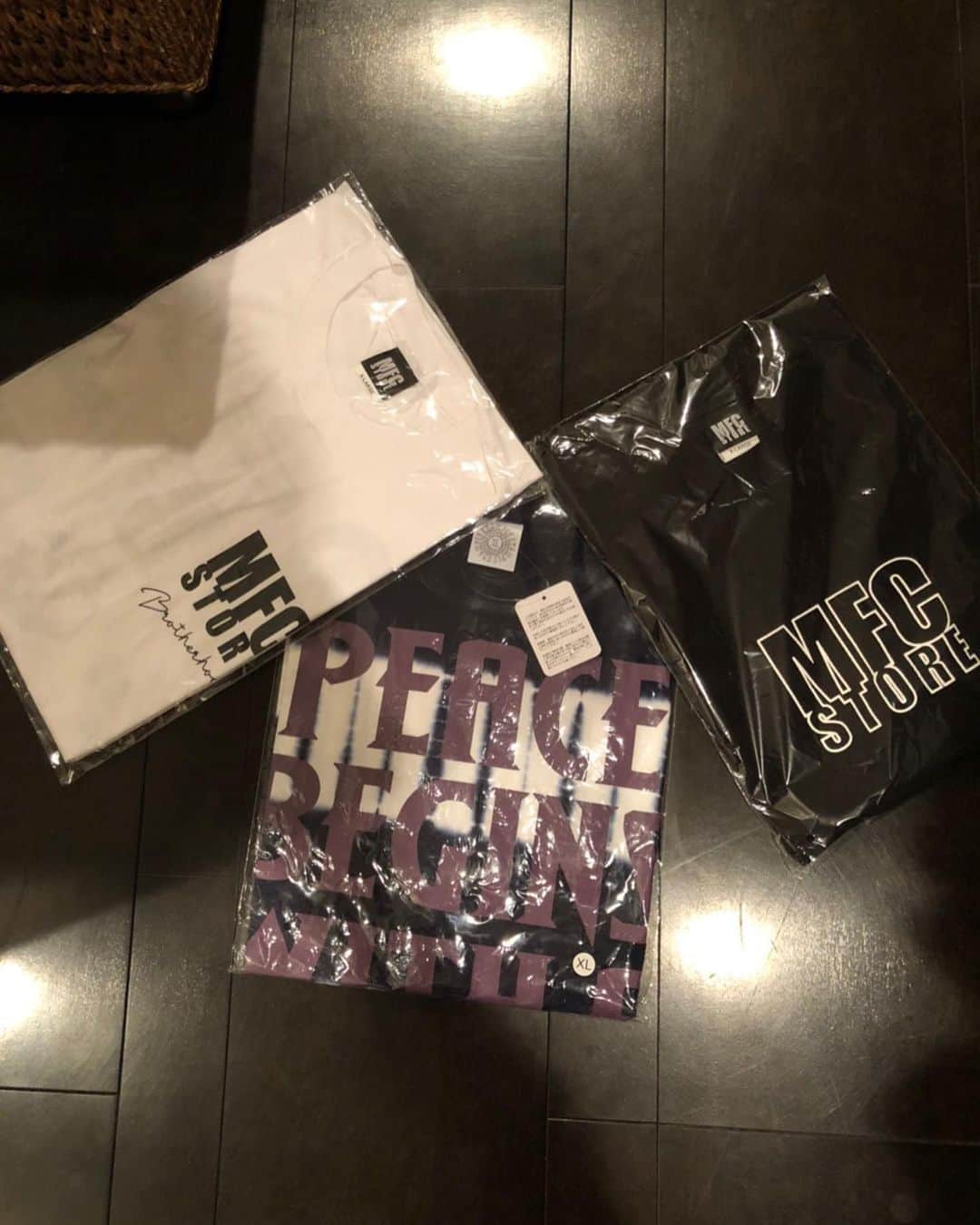 元木大介のインスタグラム：「MFC Store 近藤さーん！BBくん! 届きました〜〜 めっちゃいい👍Tシャツ👕 ありがとうございました また注文させて頂きま✨✌️✨ #元木の一言  #元木大介 #日本 #japan #プロ野球 #野球 #読売ジャイアンツ #ジャイアンツ #巨人 #giants #baseball #mfcstore」