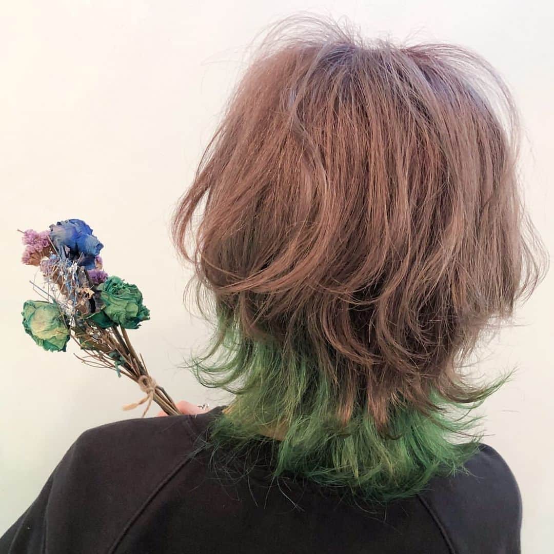 七瀬さくらさんのインスタグラム写真 - (七瀬さくらInstagram)「#髪の毛染めました  @arumihoilu さんにより #ウルフカット #ウルフカット女子 になりましたです👒👗🐸🐍🍃🍀🌱🍏📗💚 そして、髪の毛はツートーンカラー！ パープルなグレーと緑！可愛い🤍🤍 . . .  #染めた #緑髪 #派手髪 #派手髪女子  #派手髪ショート #派手髪協会  #ヘアカラー #紫髪 #グレー #ツートーンヘア  #ショートカット女子 #七瀬さくら  #コスプレ #コスプレイヤー  #cosplayersofinstagram #cosplayer #cosplaygirl #kawaiigirl #otaku #косплей #cosplaylife #cosplaying #코스프레 #كوسبلاي  #角色扮演」5月30日 20時32分 - 739ra