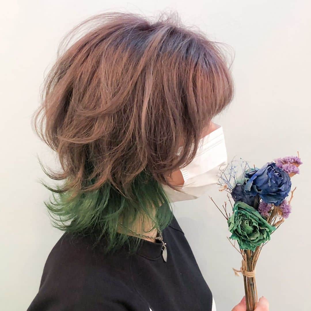 七瀬さくらさんのインスタグラム写真 - (七瀬さくらInstagram)「#髪の毛染めました  @arumihoilu さんにより #ウルフカット #ウルフカット女子 になりましたです👒👗🐸🐍🍃🍀🌱🍏📗💚 そして、髪の毛はツートーンカラー！ パープルなグレーと緑！可愛い🤍🤍 . . .  #染めた #緑髪 #派手髪 #派手髪女子  #派手髪ショート #派手髪協会  #ヘアカラー #紫髪 #グレー #ツートーンヘア  #ショートカット女子 #七瀬さくら  #コスプレ #コスプレイヤー  #cosplayersofinstagram #cosplayer #cosplaygirl #kawaiigirl #otaku #косплей #cosplaylife #cosplaying #코스프레 #كوسبلاي  #角色扮演」5月30日 20時32分 - 739ra