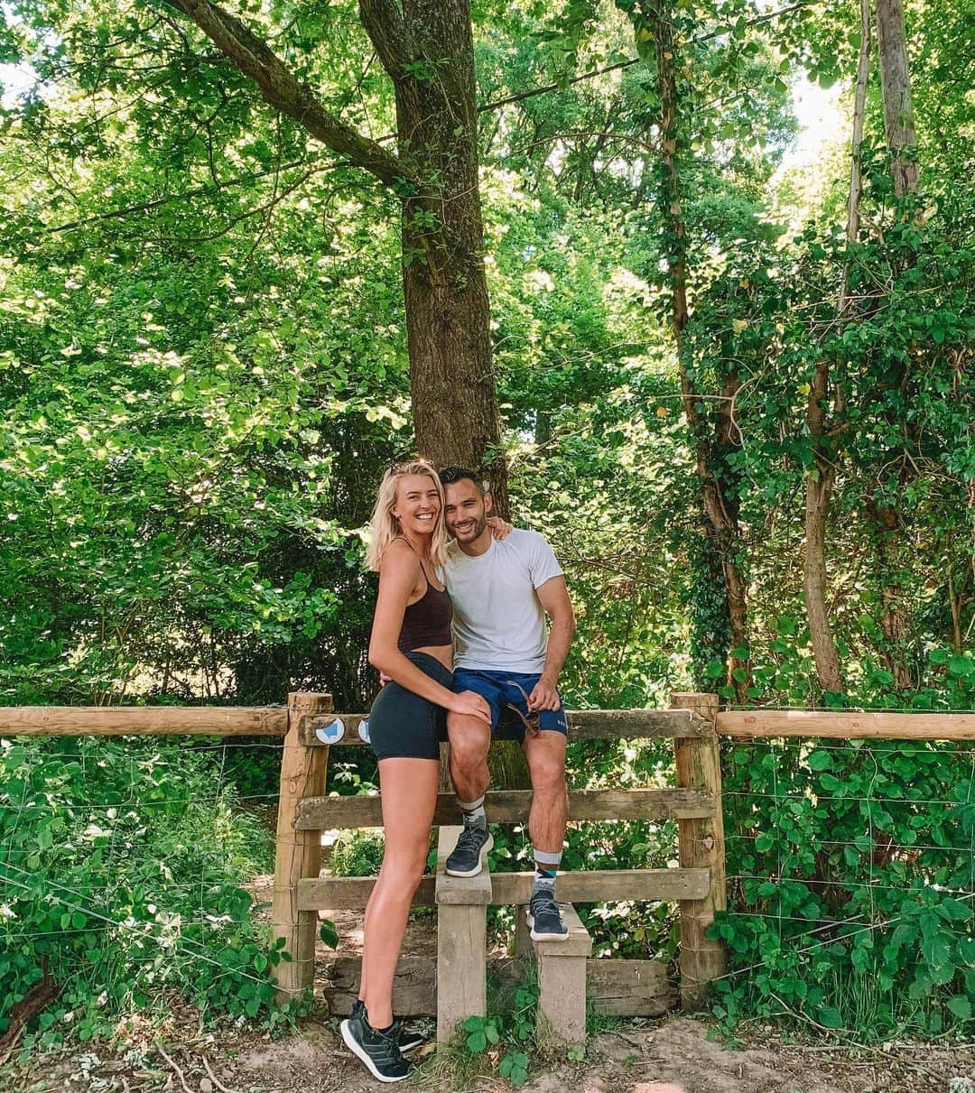 Zanna Van Dijkさんのインスタグラム写真 - (Zanna Van DijkInstagram)「Grateful that lockdown has allowed us to spend more time together & make incredible new memories despite the circumstances 🥰❤️ #silverlinings #lovethisguy #lifepartner #partnersincrime #getoutdoors #hiking #surreyhills #tallgirls #happycouple」5月30日 20時43分 - zannavandijk