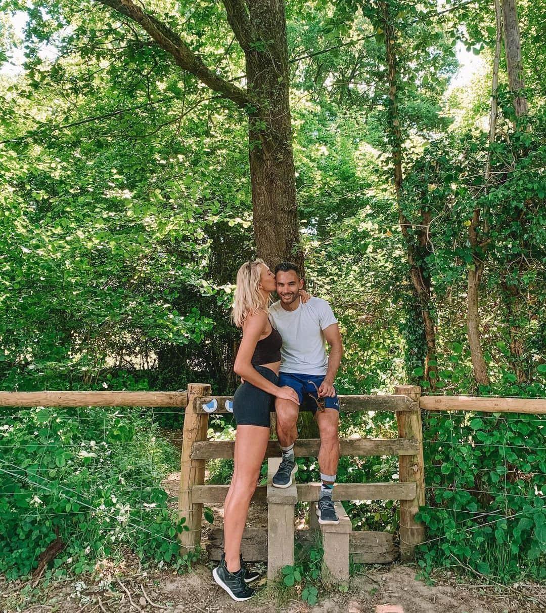 Zanna Van Dijkさんのインスタグラム写真 - (Zanna Van DijkInstagram)「Grateful that lockdown has allowed us to spend more time together & make incredible new memories despite the circumstances 🥰❤️ #silverlinings #lovethisguy #lifepartner #partnersincrime #getoutdoors #hiking #surreyhills #tallgirls #happycouple」5月30日 20時43分 - zannavandijk