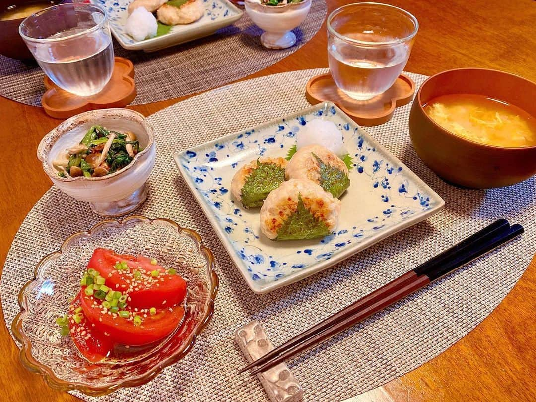 平有紀子さんのインスタグラム写真 - (平有紀子Instagram)「○鶏ひき肉の大葉ハンバーグ ○ほうれん草としめじのおひたし ○湯剥きトマト ○豆腐と卵のお味噌汁 . 昔からたまに作るクックパッドに載ってる大葉ハンバーグのこのレシピ、本当に美味しくて大好き🧡 . タレなしでも味噌とか混ぜてるからしっかり味でパクパク食べてしまう！ . そのままのレシピ名でぜひ検索してみてください😋 . . #晩ごはん #晩ごはん記録 #今日の晩御飯 #お家ごはん #男の子ママ #古谷製陶所 #古谷浩一 さん #田井将博 さん #石井桃子 さん #chilewich #ランチョンマット」5月30日 20時39分 - yukikotaira