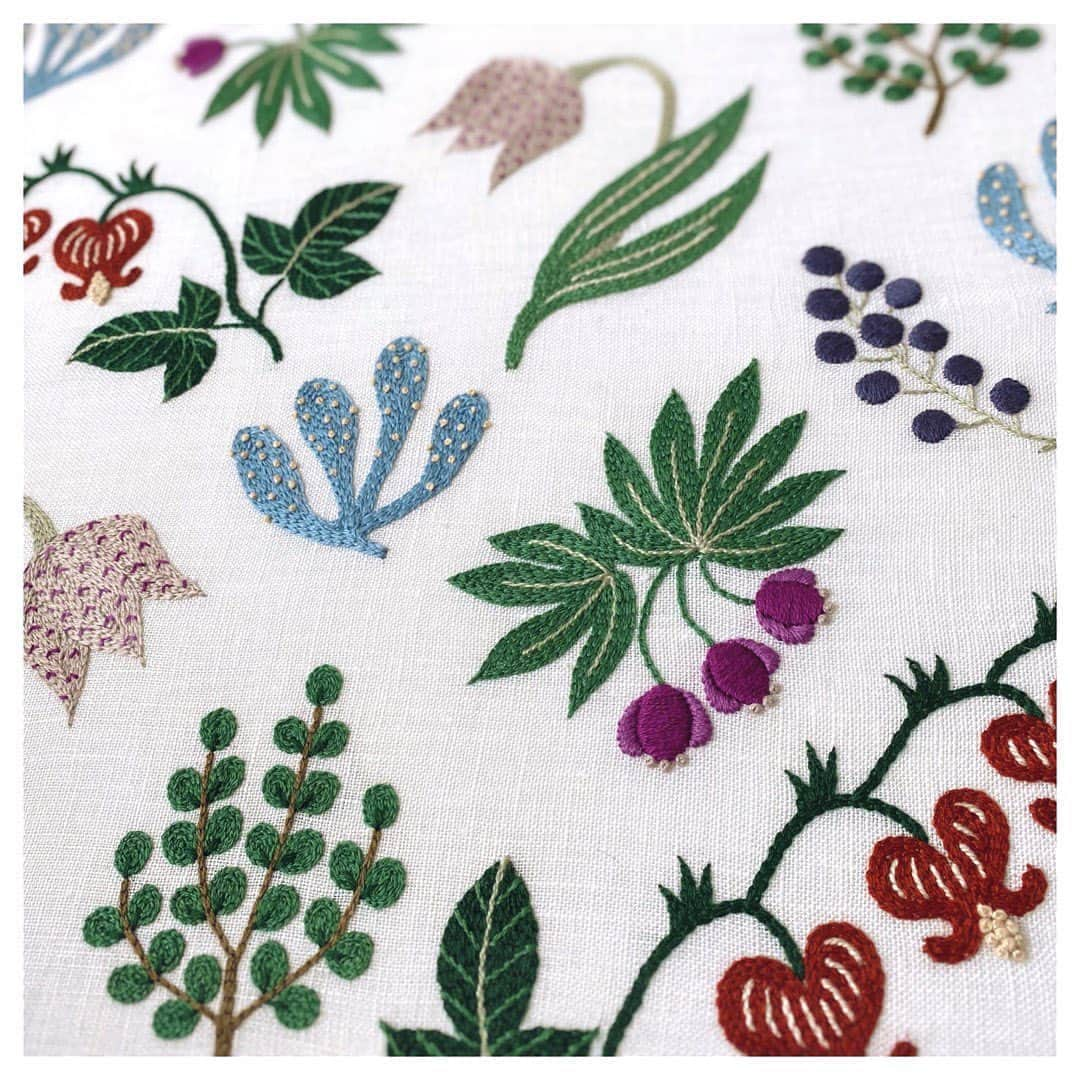 樋口愉美子さんのインスタグラム写真 - (樋口愉美子Instagram)「. botanical garden🌿 . . #embroidery #flower #botanical #botanicalgarden #embroiderydesign #stayhome #おうち時間 #刺繍 #手芸 #手仕事 #ものづくり #手づくり #樋口愉美子 #yumikohiguchi」5月30日 20時39分 - yumikohiguchi