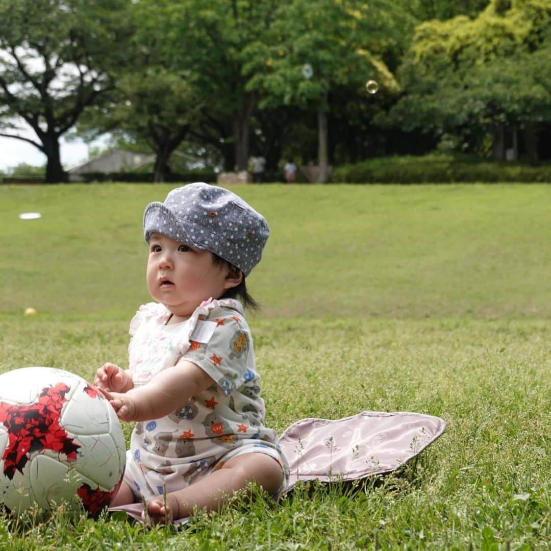 横山愛子さんのインスタグラム写真 - (横山愛子Instagram)「次女ちゃん！初めて公園デビュー❗️❗️ いつも長女の散歩に付き合うだけで…芝生に座ったのは初めて❤️❤️ とっても楽しそうで、嬉しそうだったぁ(*^_^*) 隙を見ては…芝生を食べていた😂😂 危ない危ない💦 まだまだ油断は禁物だけど、公園行けて楽しかったなぁ(*^_^*) 長女も汗だくになりながら、走り回ってた❗️❗️ 私も久々にボール蹴れて、いいリフレッシュになりました(*^_^*) 帰りはちょっとしたことで、夫婦喧嘩…。 絶賛喧嘩中だけど笑 #6ヶ月 #2歳3ヶ月 #夫婦喧嘩」5月30日 20時40分 - aiaiko8