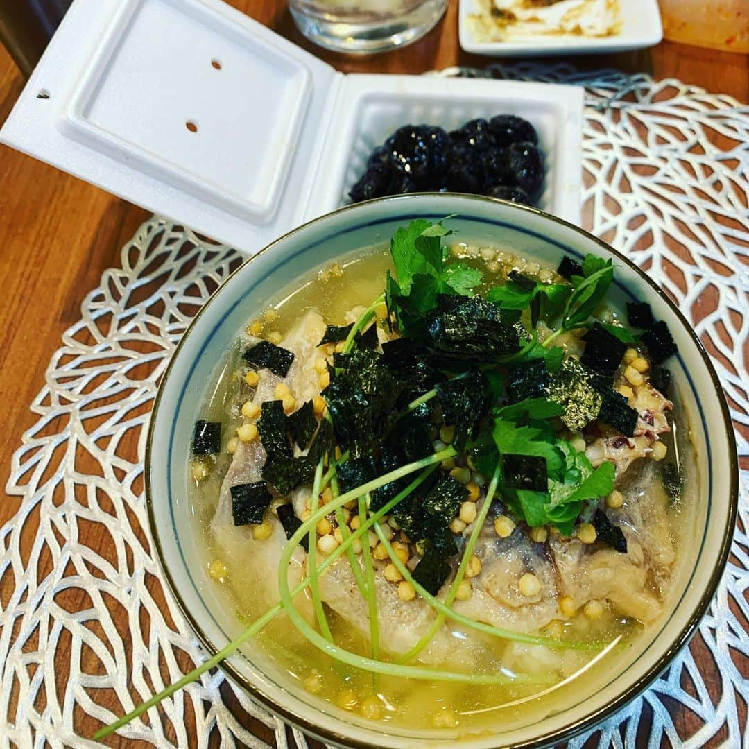 金村義明さんのインスタグラム写真 - (金村義明Instagram)「自宅戻って焼肉かねむらオープン！京都田畑の兄さんからのハラミ＆ホルモンミックス！超超超超超劇劇劇劇劇うままままままし！東銀座一草のママからの味噌漬けポーク＆金目鯛＆鮎の沖漬け！超超超超超劇劇劇劇劇うままままままし！三男坊カップル帰った後シメ飯、東銀座一草のママからの鯛茶漬け！これまた超超超超超劇劇劇劇劇うままままままし！ #医療従事者の方々に感謝  #保健所の皆様に感謝です  #保育士介護士の方々に感謝  #やまない雨はない  #明けない夜はない  #必ず朝は来る」5月30日 20時45分 - yoshiaki_kanemura