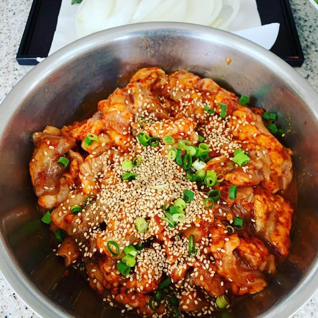 金村義明さんのインスタグラム写真 - (金村義明Instagram)「自宅戻って焼肉かねむらオープン！京都田畑の兄さんからのハラミ＆ホルモンミックス！超超超超超劇劇劇劇劇うままままままし！東銀座一草のママからの味噌漬けポーク＆金目鯛＆鮎の沖漬け！超超超超超劇劇劇劇劇うままままままし！三男坊カップル帰った後シメ飯、東銀座一草のママからの鯛茶漬け！これまた超超超超超劇劇劇劇劇うままままままし！ #医療従事者の方々に感謝  #保健所の皆様に感謝です  #保育士介護士の方々に感謝  #やまない雨はない  #明けない夜はない  #必ず朝は来る」5月30日 20時45分 - yoshiaki_kanemura