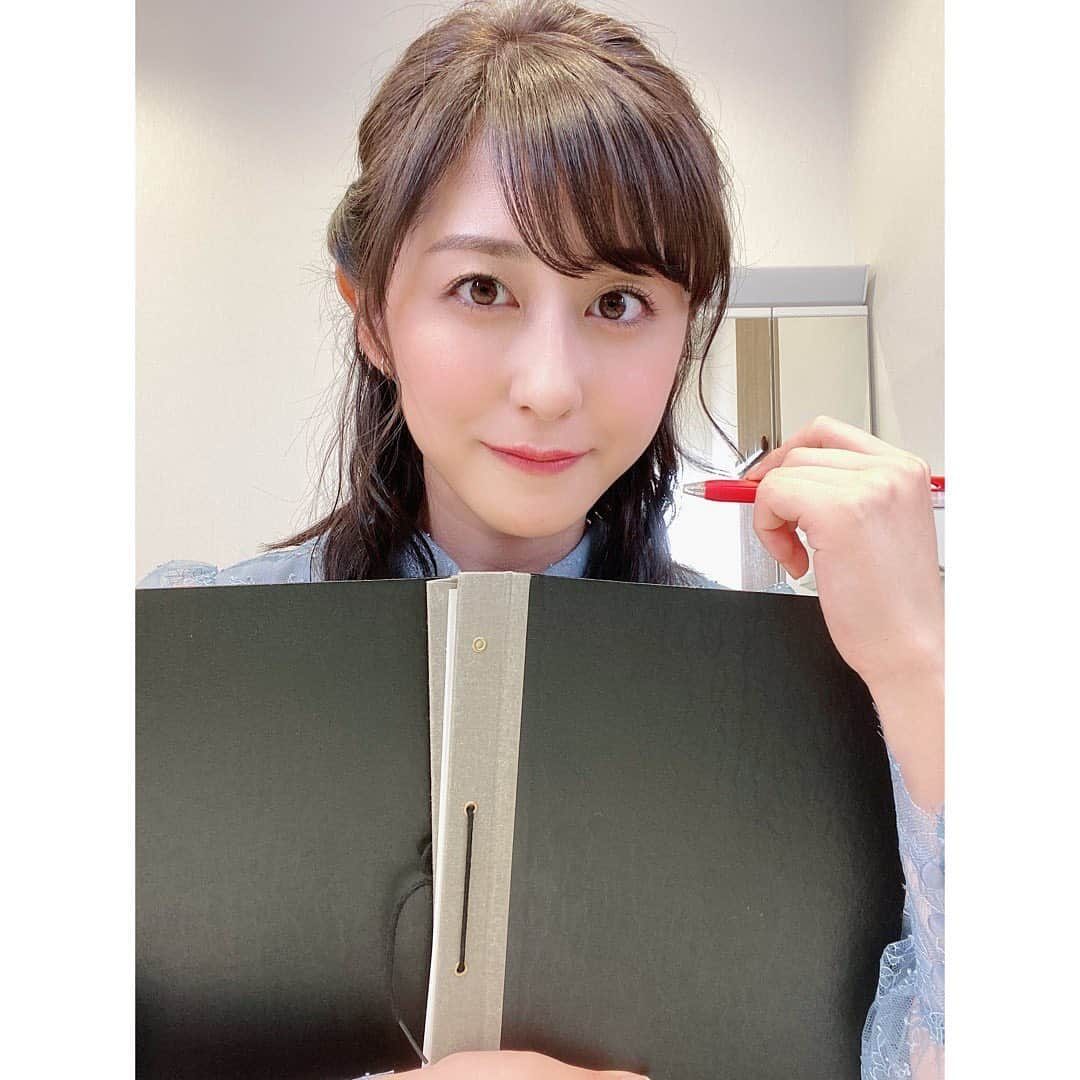 斎藤ちはるさんのインスタグラム写真 - (斎藤ちはるInstagram)「「はーい、みなさん出席取りますよー！」 . . 「林修の今でしょ！講座」では この出席簿の中に、実は台本が入っているのです🌞 . 小学生・中学生の頃は 出席簿に触れようとすると先生に怒られていたので👩‍🏫、 このある種の背徳感が心地よいですね🤫 . . #出席番号 #大体真ん中だった #教室の真ん中くらい #斎藤さん #ひと学年に3人はいる #だからいつも #下の名前で呼ばれる #嬉しい . . #斎藤ちはる#テレビ朝日アナウンサー#テレビ朝日#テレ朝#アナウンサー#出席#先生#副担任#クラス#小学生#中学生#思い出#学校#好き#今でしょ#今でしょ講座」5月30日 20時46分 - chiharu_saito_ex