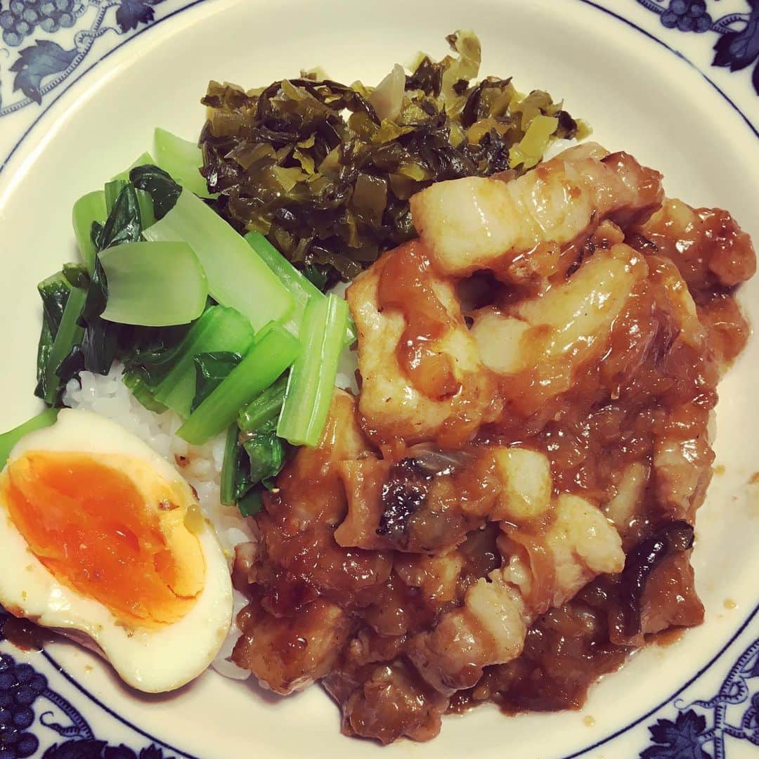 小橋めぐみのインスタグラム：「今夜は、魯肉飯（ルーローハン） お砂糖を飴色になるまで焦がしたり、 五香粉やフライドオニオンを入れたり、ちょっと手間がかかるけれど、 台湾の味がする、大好きな一品。 お料理教室も今はお休みなので、 習ったレシピを復習中。 91歳の祖母が、これを気に入って作れるようになりたいと言い出したので、今度、お家レッスンする予定🏠👵🍳」
