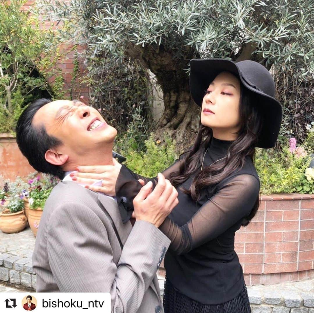 小池栄子のインスタグラム：「#Repost from @bishoku_ntv ・・・ . 未だ交わることのない 殺人鬼・マリアと上遠野警部🍎 撮影の合間にお2人に 1枚📸お願いしてみたところ… ノリノリな2Sいただきましたっ✨🤣 さすがっっ👏✨ . #マリアの次のターゲットは #上遠野警部⁉️🤣 #これはオフショットです‼️ #美食探偵 #小池栄子 #北村有起哉」