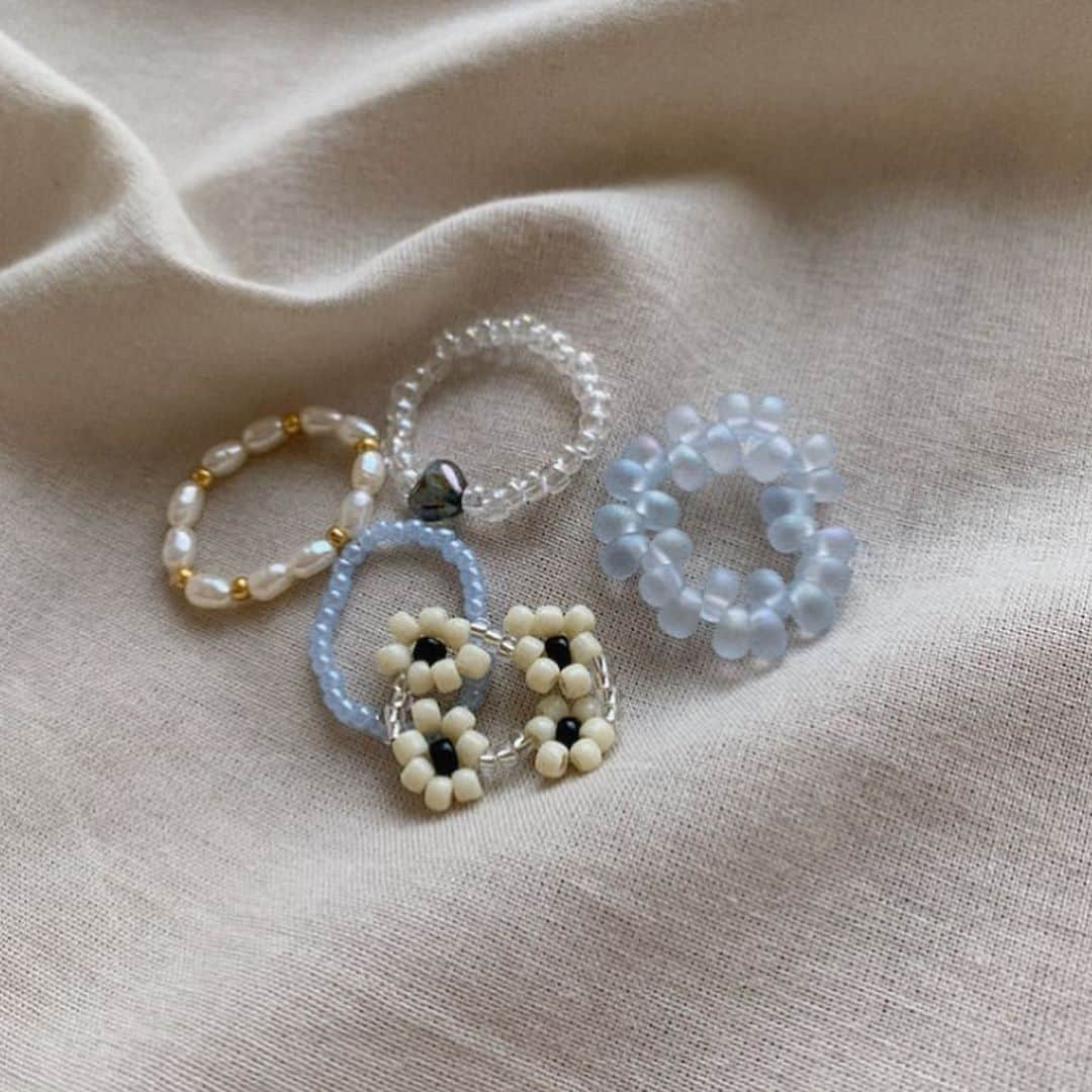 古着女子さんのインスタグラム写真 - (古着女子Instagram)「\ 簡単かわいい！自分で作るビーズアクセ💍 /﻿ ﻿ 韓国で流行し、今日本でも流行始めているビーズアクセ！🍋﻿ 今回はそんな簡単で可愛いビーズアクセをご紹介いたします✨﻿ ﻿ 🍏百均のビーズで作れる﻿ アクセサリー作りは少しハードルの高いイメージですが、細かいビーズで作れば簡単に可愛いモチーフが作れちゃいます！YouTubeで作り方を探すのも◎﻿ ﻿ 🍏クリアビーズがこの夏のおすすめ﻿ この夏身に付けたいのがクリアアクセ！古着にも合わせやすいのがおすすめのポイントです﻿ ﻿ ﻿ ﻿ 🏡古着女子がプロデュースする古着ショップを紹介🏡﻿ ・9090 ナインティナインティ @9090s_ 👖👟﻿ ・Spoon  スプーン  @spoon__store 🥄✨﻿ ・nemne ねんね @nemne_store 🌿🥛﻿ ﻿ ﻿ 🌼公式LINE@→@furuzyo で検索🌼﻿ LINE@だけのお知らせや古着の疑問にも答えます！﻿ ﻿ ﻿ 古着を素敵に着こなしてる女性の方をRepostでご紹介させていただきます🐒写真は全てご本人様に【掲載許諾】をとっております💓﻿ ﻿ #ハンドメイド #ハンドメイドアクセサリー #アクセサリー #クリアアクセ #ビーズ #ビーズアクセサリー #お洒落さんと繋がりたい #古着女子 #古着好きな人と繋がりたい #プチプラアクセ #プチプラ﻿」5月30日 20時49分 - furuzyo