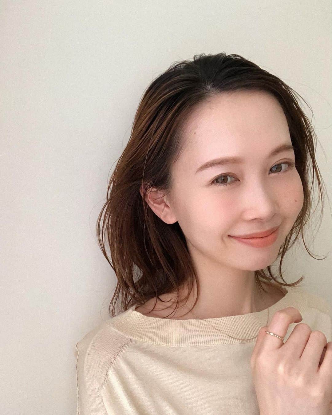 はれこのインスタグラム：「楽しみに待っていた指輪🧜🏻‍♀️🌙 可愛い〜😭 これは人差し指か中指に💍 前の会社で働いていた時から好きなブランドで、 チェーンネックレスもずっと愛用している🐣 イヤーカフの写真を載せた時に書いたのですが、 時々付けるネックレスは決まってこれ🌼 気に入ったものばかり付けてしまうから そんなにたくさん無いけど、、 持っているアクセサリーをまとめた写真とか 撮りたいな🧚‍♀️ . #colette #コレット #はれこアクセまとめ」