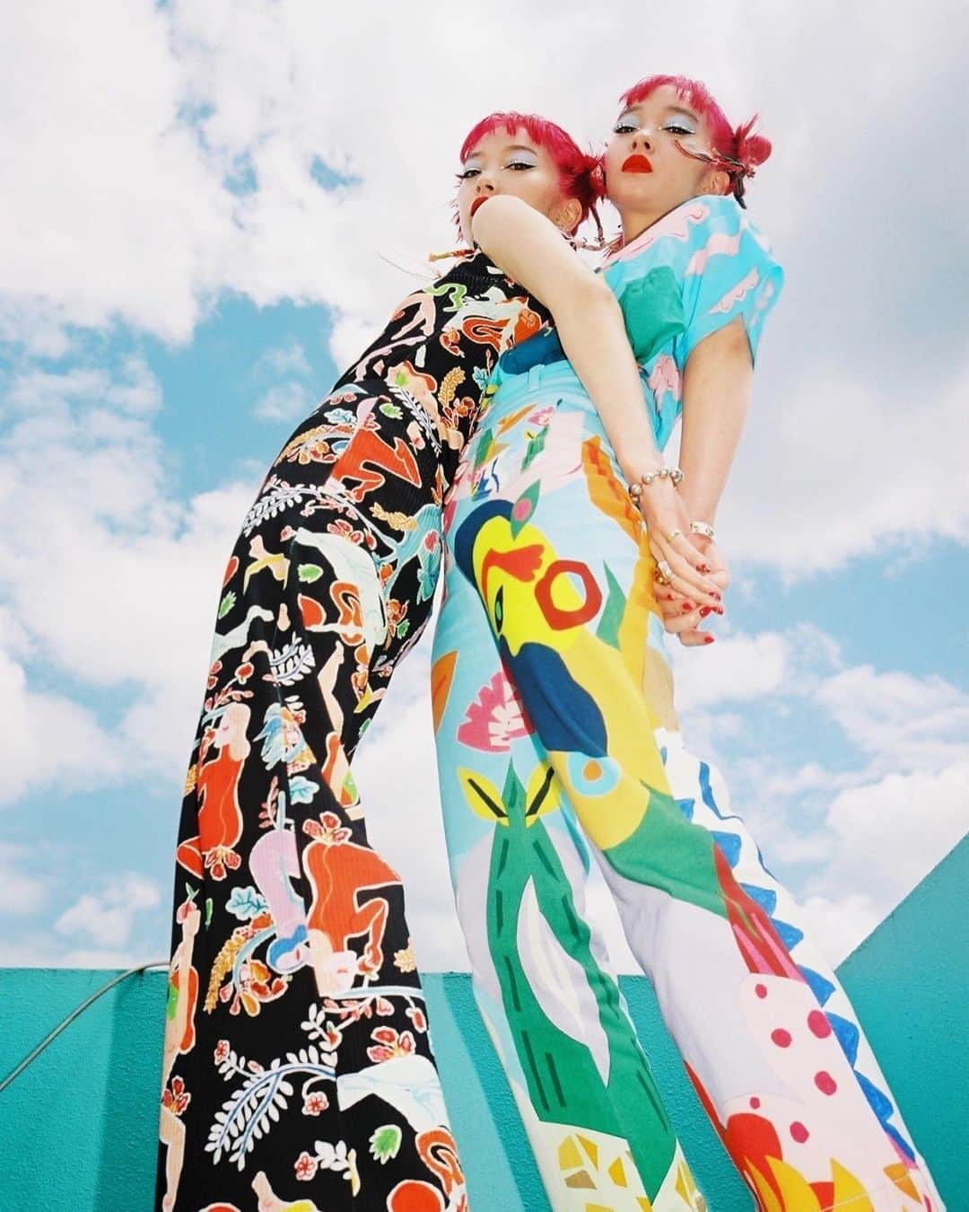 AMIさんのインスタグラム写真 - (AMIInstagram)「カラフルに過ごう💕 心にも彩りをね🌈🦋 @desigual × @mirandamakaroff  #MirandaLovesDesigual  photo @fiiiiiish  hair make @katohairmake」5月30日 20時54分 - amixxamiaya