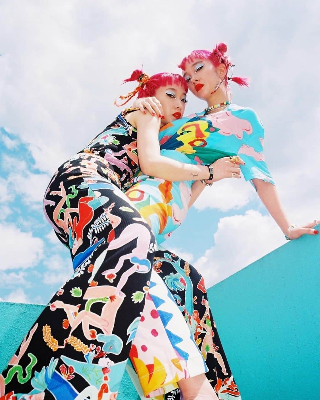 AMIさんのインスタグラム写真 - (AMIInstagram)「カラフルに過ごう💕 心にも彩りをね🌈🦋 @desigual × @mirandamakaroff  #MirandaLovesDesigual  photo @fiiiiiish  hair make @katohairmake」5月30日 20時54分 - amixxamiaya