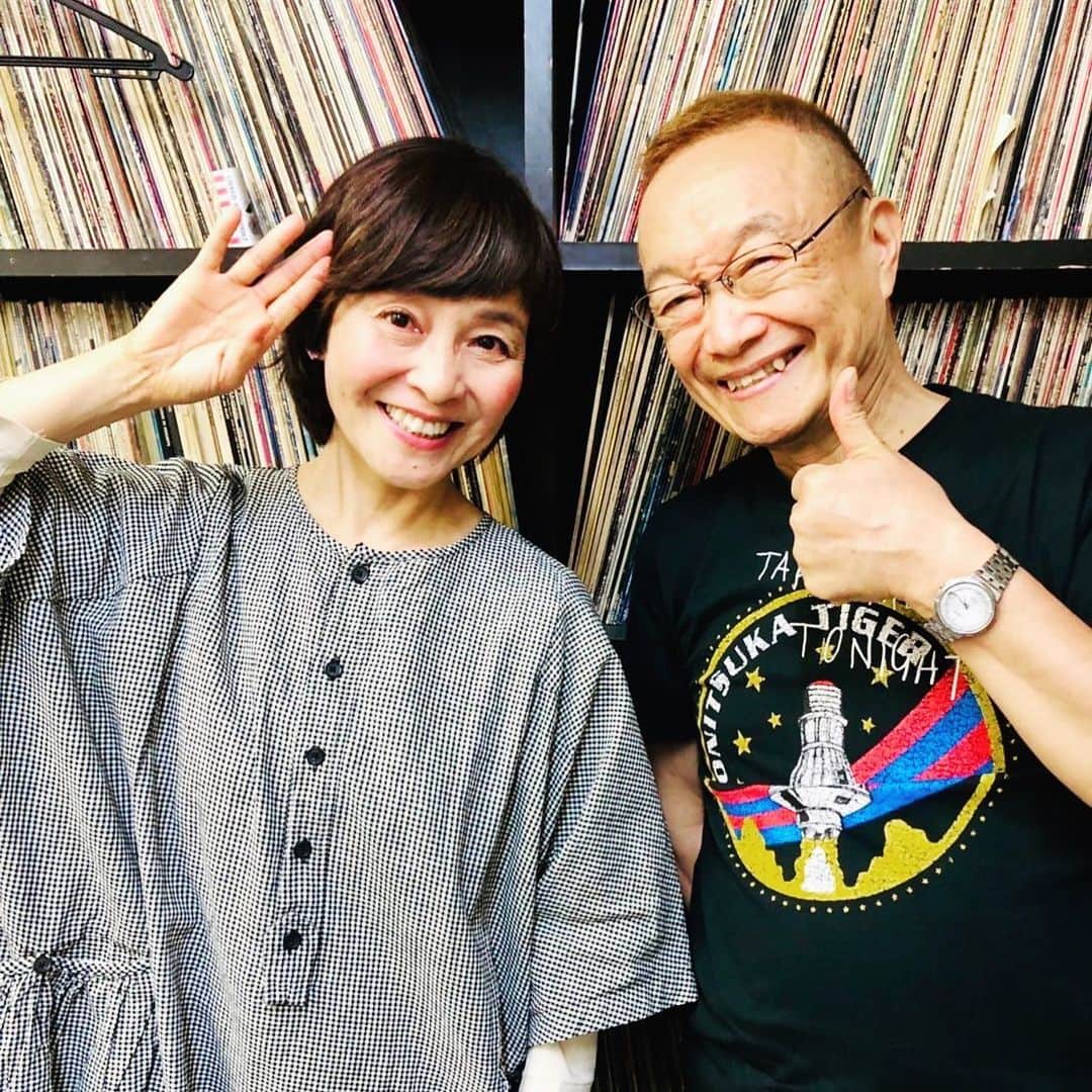 日髙のり子のインスタグラム：「＊＊＊﻿ 大大大先輩の神谷明さん✨﻿ 4月からCBCラジオでご一緒させて﻿ 頂いてます❣️﻿ ﻿ 神谷さんとの出会いは私が20歳の頃、まだ声優になる前のことです。﻿ 当時、私がコント赤信号さんと司会をしていた「おはようサンデーちびっ子マラソン」の収録現場に神谷さんがいらっしゃって初めてお会いしました☺️﻿ ﻿ 声優になってからもいつも気にかけてくださる優しい先輩。﻿ そんな神谷さんと令和にラジオでお喋りできるなんて夢みたいなお話です。﻿ 神谷さんも私もラジオが大好き❤﻿ いつも大笑いしながらお話ししています。﻿ ﻿ 「神谷明・日髙のり子のトーク！トーク！トーク！」﻿ 毎週土曜日午後11:00〜CBCラジオで放送中です。﻿ 良かったら、ぜひお聴きくださいね。﻿ radikoでも聴けますよ♪﻿ ﻿ #cbcラジオ #神谷明 さん #トークトークトーク #冴羽獠 #キン肉マン #ラジオ #先輩」
