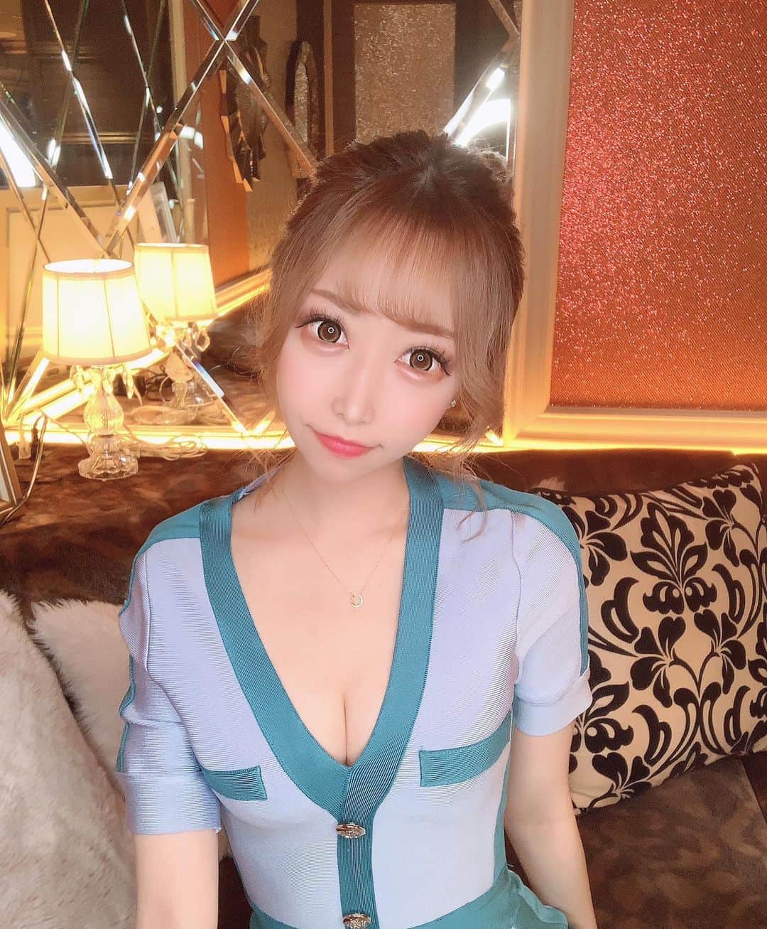 RIRAのインスタグラム：「みうちゃんドレス💙👗 . CAとかクリニックとかいわれる🤣 これカワイイのに！笑 . . . #エンジェルアール#フォーティーファイブ#キャバクラ#キャバ嬢#ヘアメ#ドレス#歌舞伎町#新宿#fourtyfive#kabukicho#shinjuku」