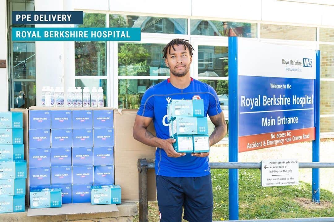 のインスタグラム：「First PPE drop off yesterday at The Royal Berkshire Hospital with @ukmaskforce  It’s a great start but let’s keep pushing to supply as much as we can to those in need! I will be raffling of my match worn boots (in picture 2) to enter go onto https://ukmaskforce.co.uk/donate/  Donate £5 print screen and send to my messages.  I will pick a winner at random on Saturday 6th June.  Thank you 💙」