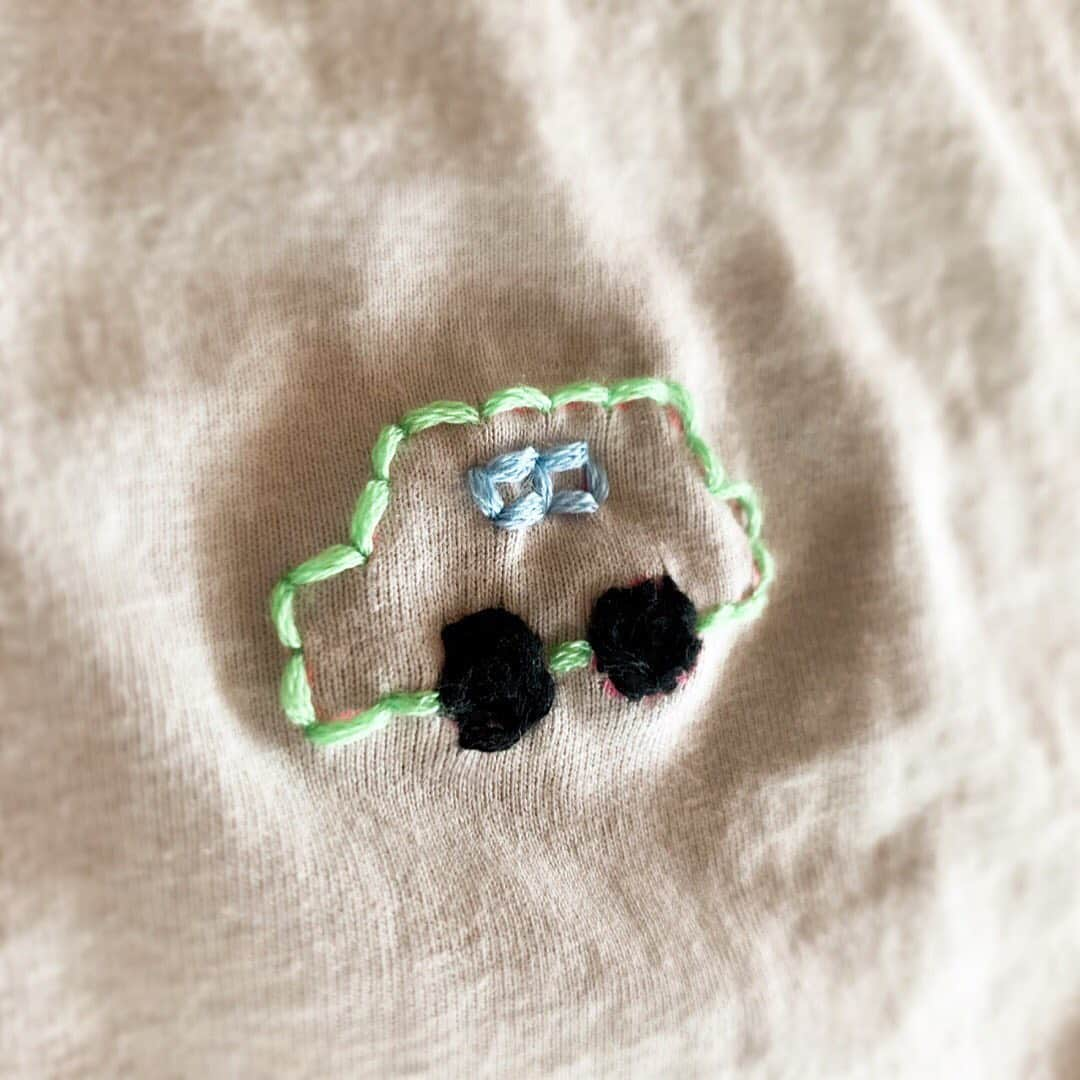 佐々木希さんのインスタグラム写真 - (佐々木希Instagram)「刺繍初心者です🚙笑 幼い頃はやってたけど、もう忘れちゃってた！ 持っているチャコペンだと分かりづらく、今日はフリクションで下書きして刺繍を。 今回思ったのは、丸を刺繍するのって難しい🙁 練習しなきゃ！  それにしても、明るい刺繍の色合いに何度もきゅんとする🤍  #のぞみのハンドメイド」5月30日 20時59分 - nozomisasaki_official